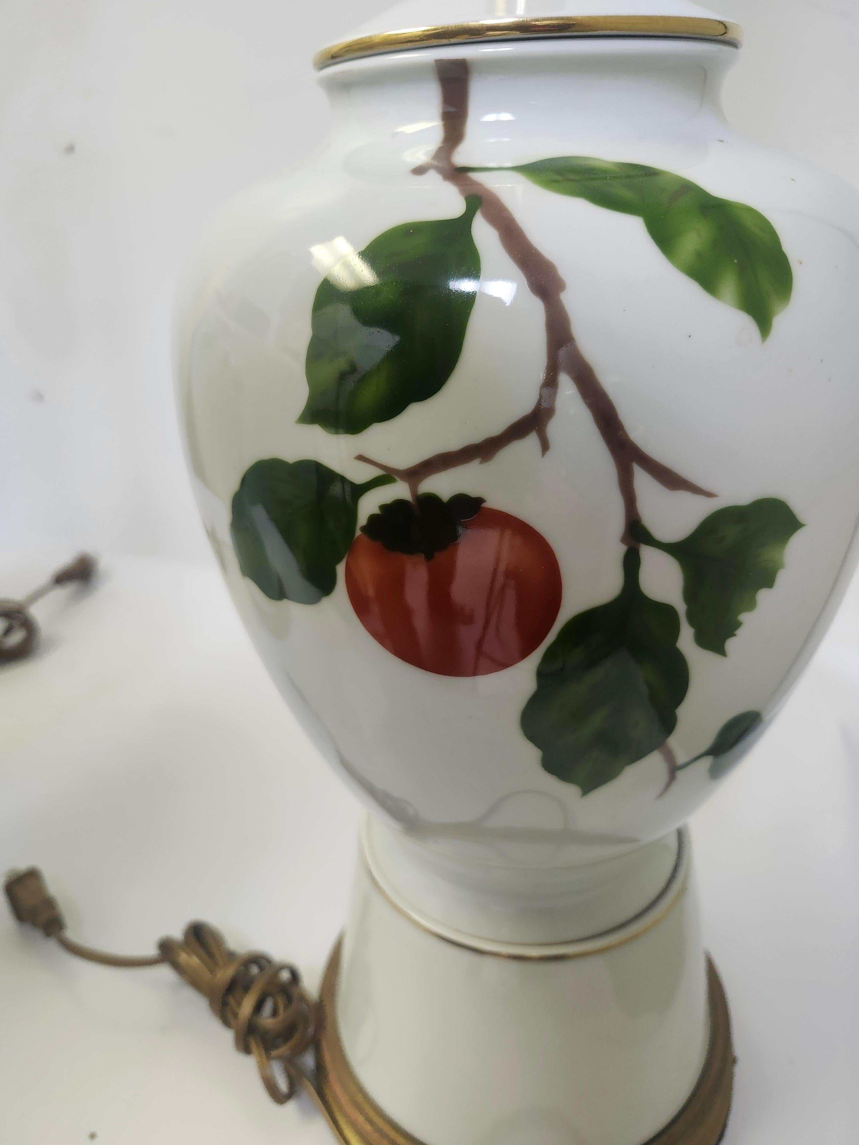 Smaltato Coppia di porcellane della metà del secolo scorso con frutta dipinta a mano e basi in legno dorato Mabro in vendita