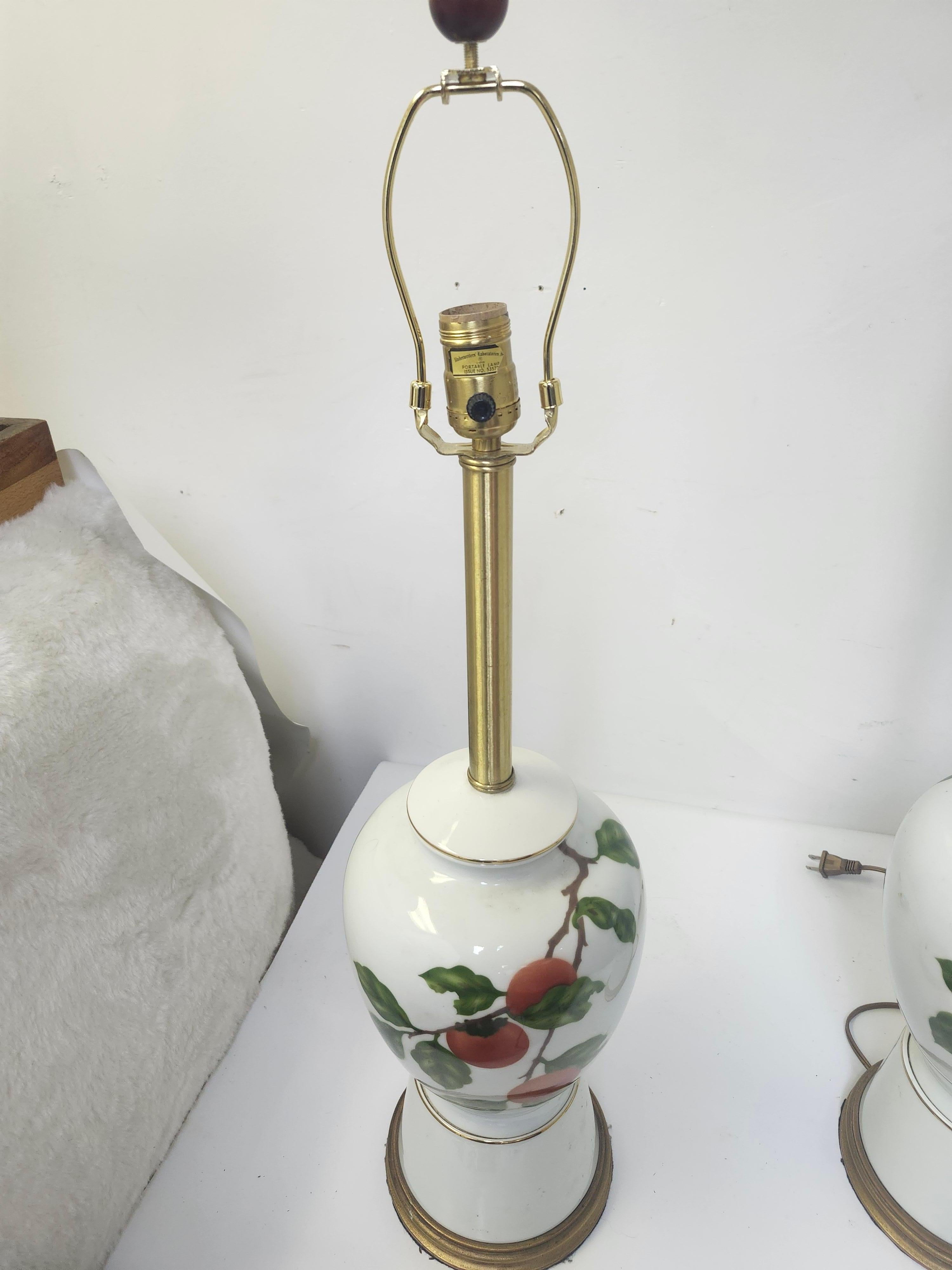 Coppia di porcellane della metà del secolo scorso con frutta dipinta a mano e basi in legno dorato Mabro In condizioni buone in vendita a Port Jervis, NY