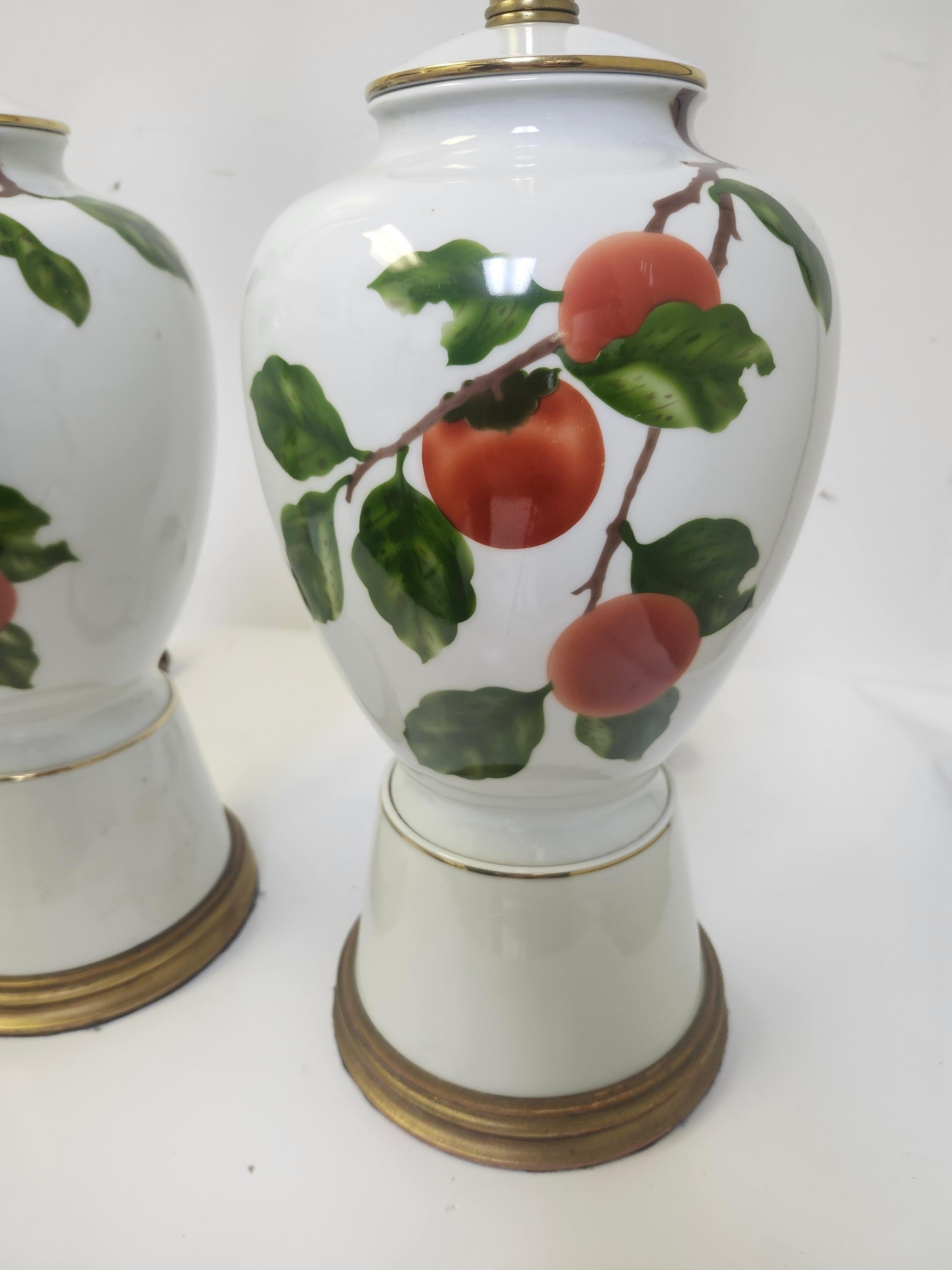 Metà XX secolo Coppia di porcellane della metà del secolo scorso con frutta dipinta a mano e basi in legno dorato Mabro in vendita