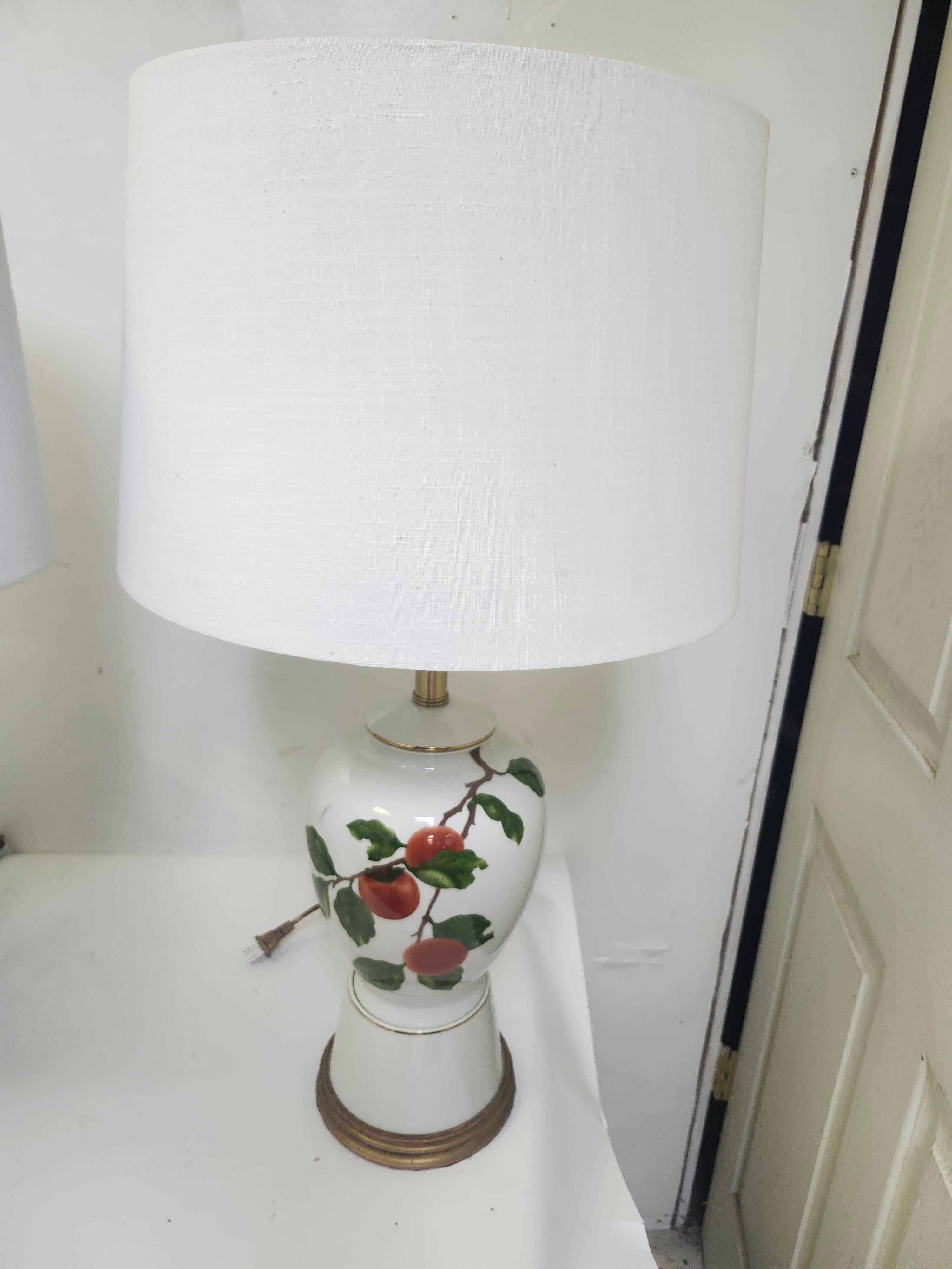 Ottone Coppia di porcellane della metà del secolo scorso con frutta dipinta a mano e basi in legno dorato Mabro in vendita