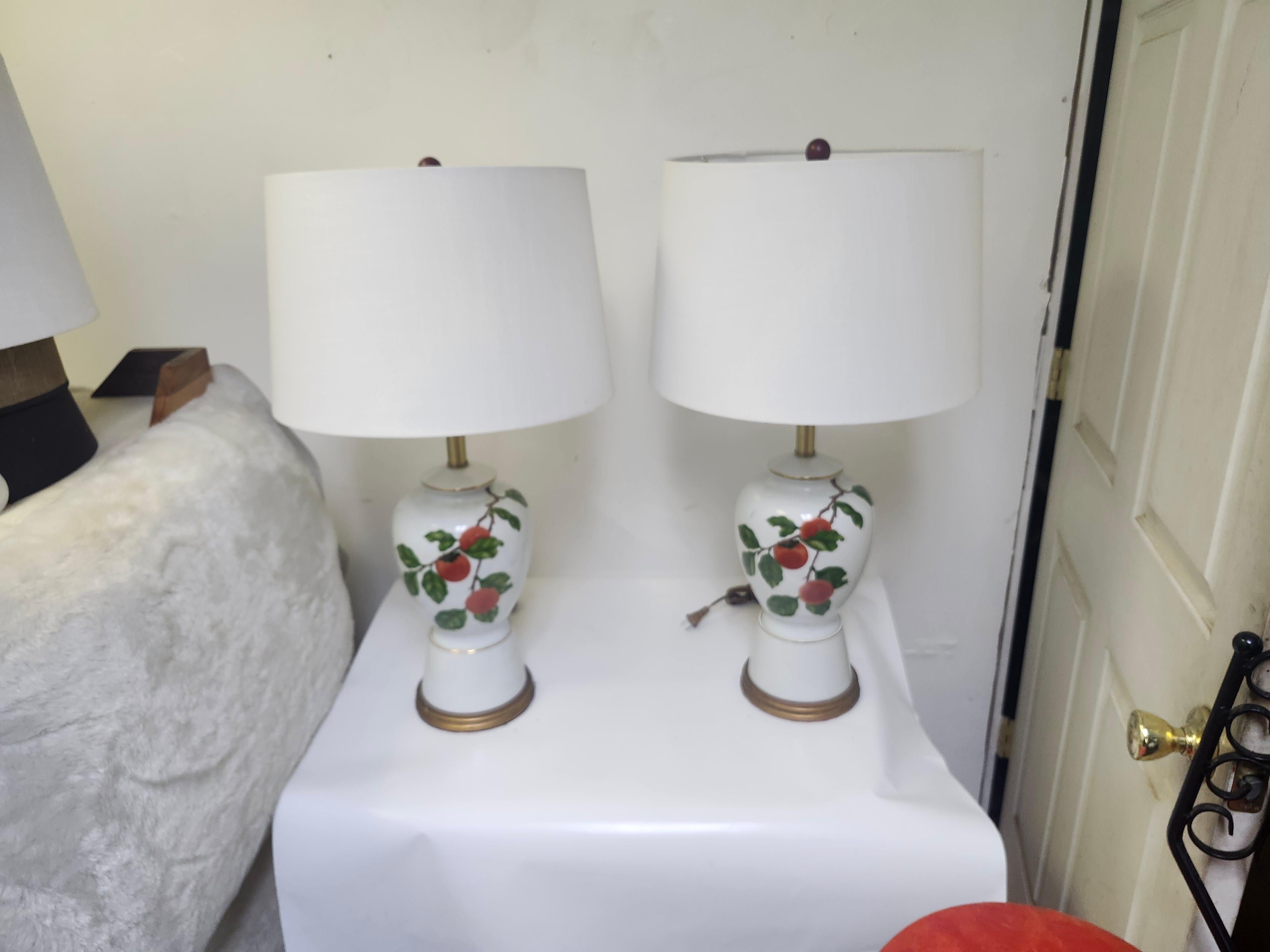 Coppia di porcellane della metà del secolo scorso con frutta dipinta a mano e basi in legno dorato Mabro in vendita 1