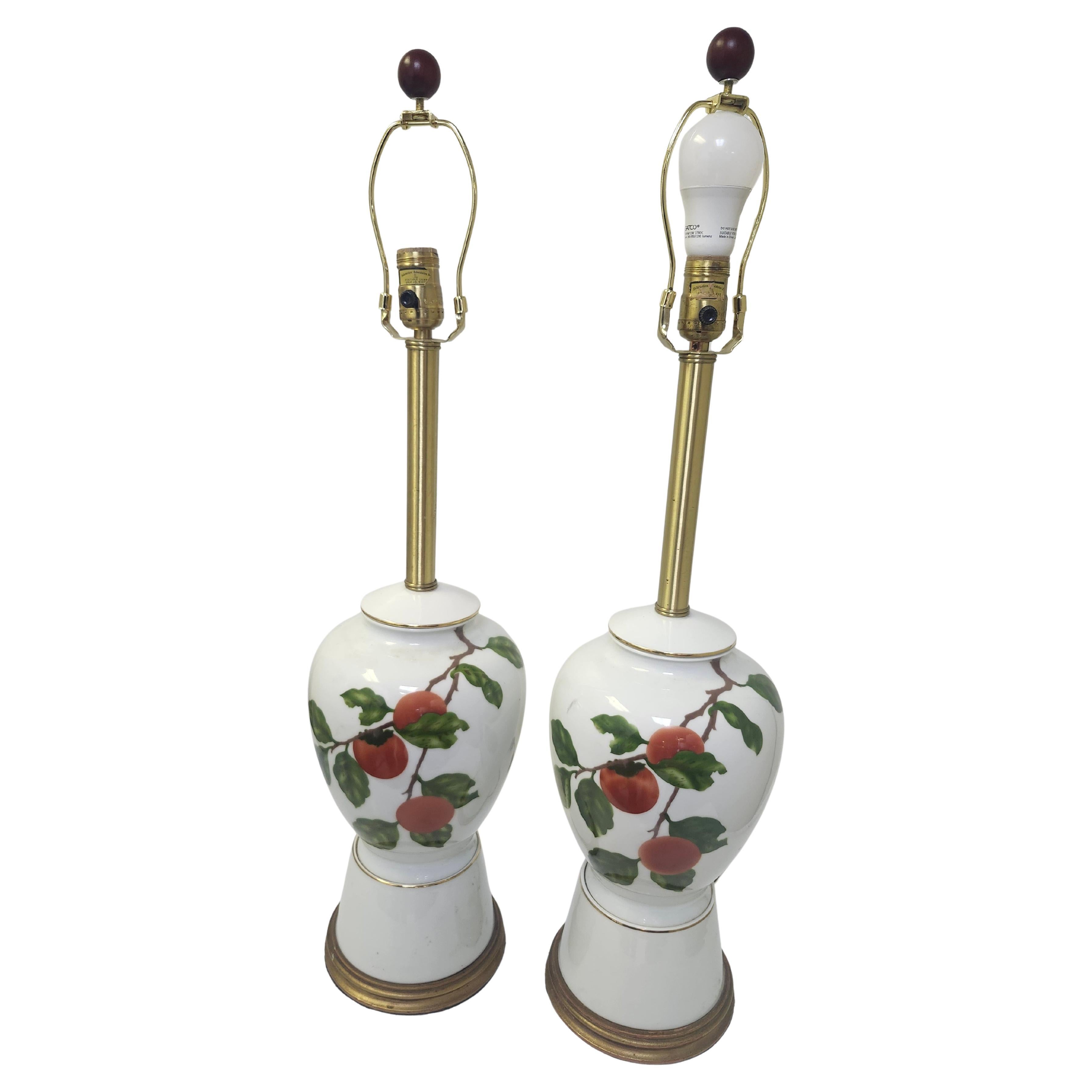 Paire de porcelaines du milieu du siècle avec fruits peints à la main et bases en bois doré Mabro