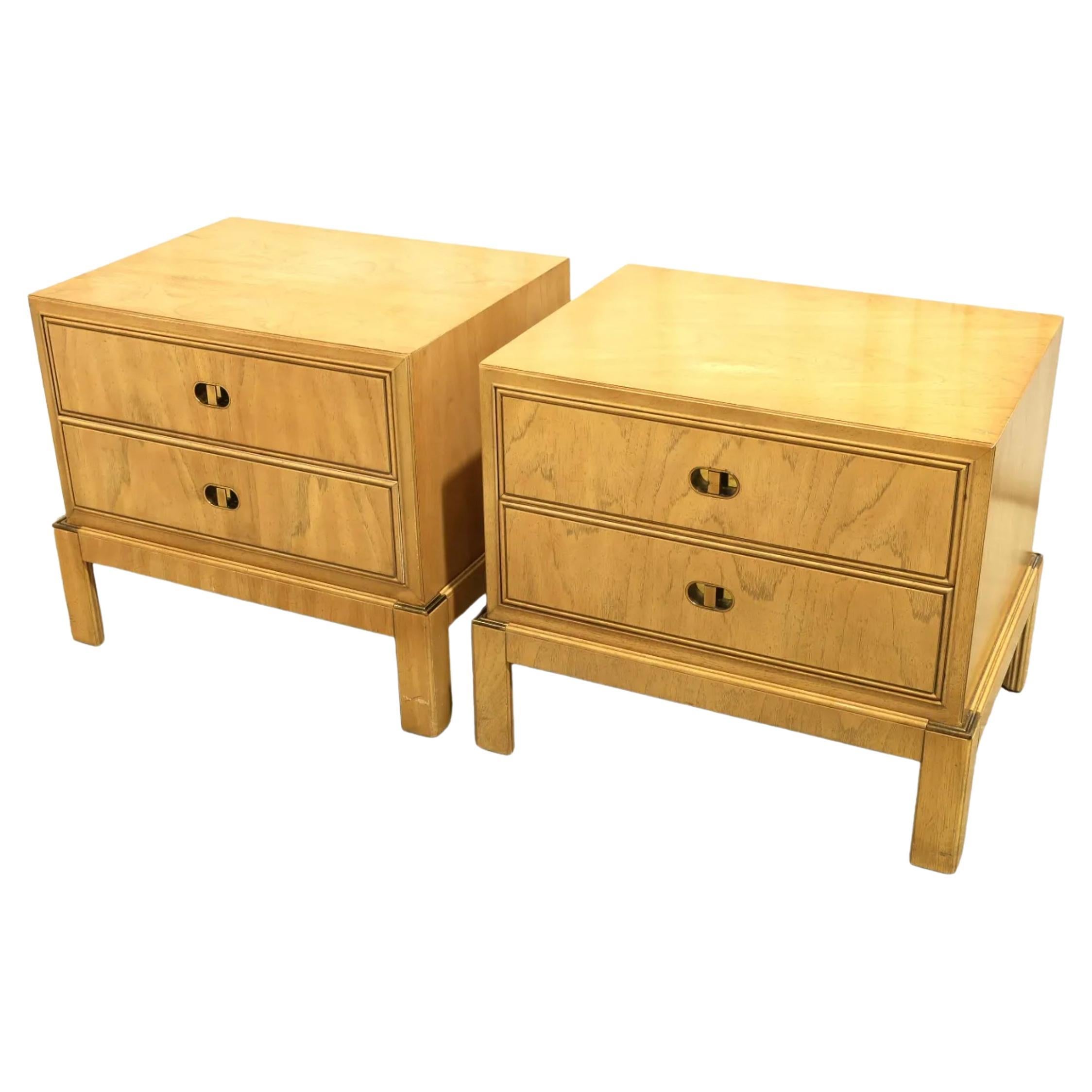Pareja de mesillas de noche de latón rubio Post Modern de mediados de siglo. Cajones de roble macizo con detalles de latón. Bonito juego de mesillas de noche en acabado Rubio. Etiquetado Drexel. 

Se venden por pares (2) mesillas de noche