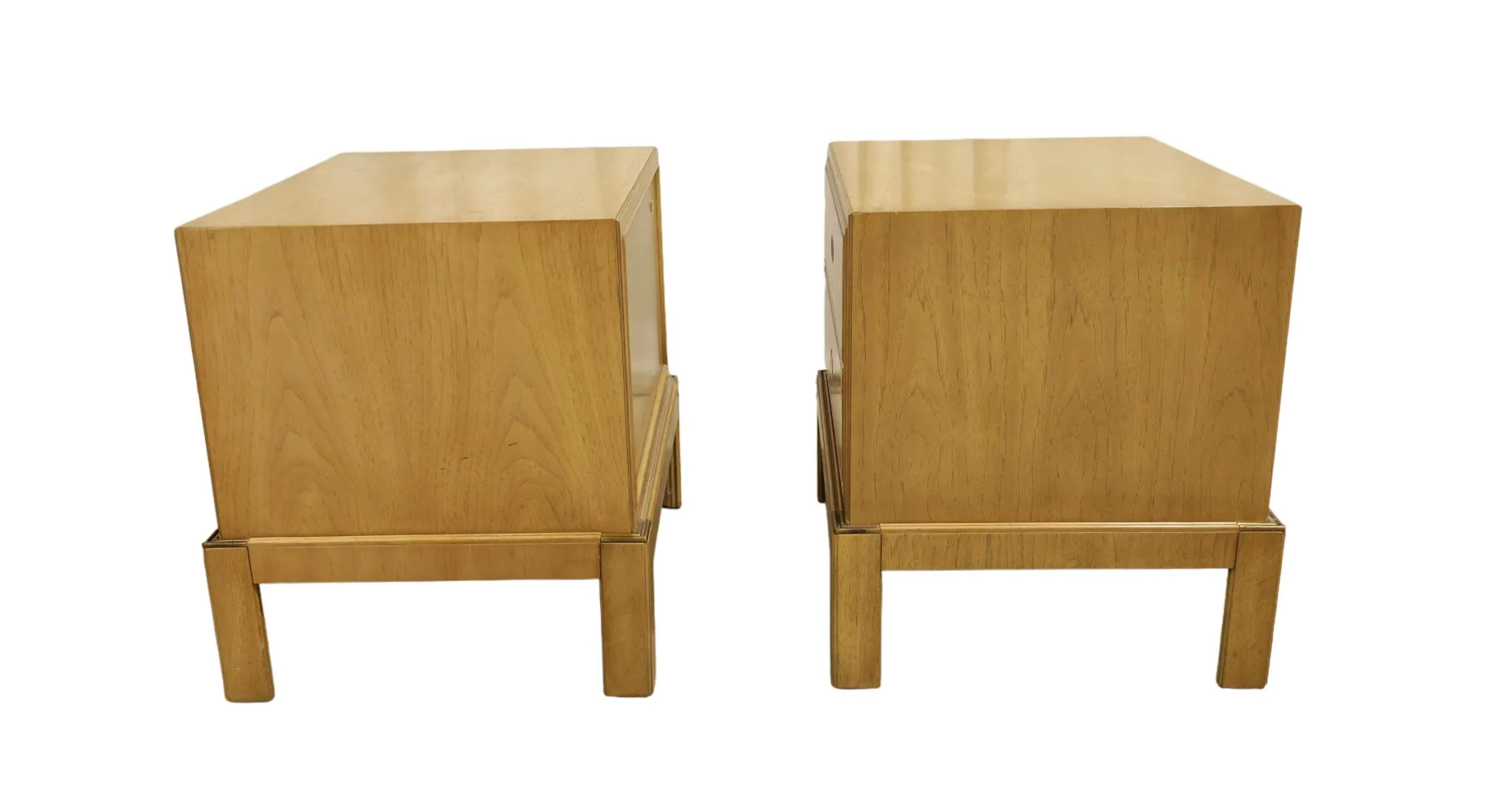 Pareja de mesillas de noche de 2 cajones de latón rubio Post Modern Mid Century Moderno de mediados de siglo