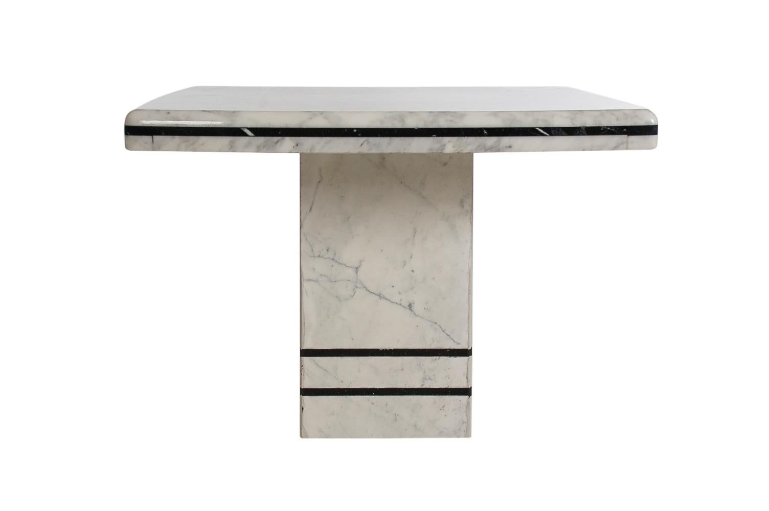 Late 20th Century Pair of Midcentury Post-Modern Italian Black and White Marble End Tables For Sale