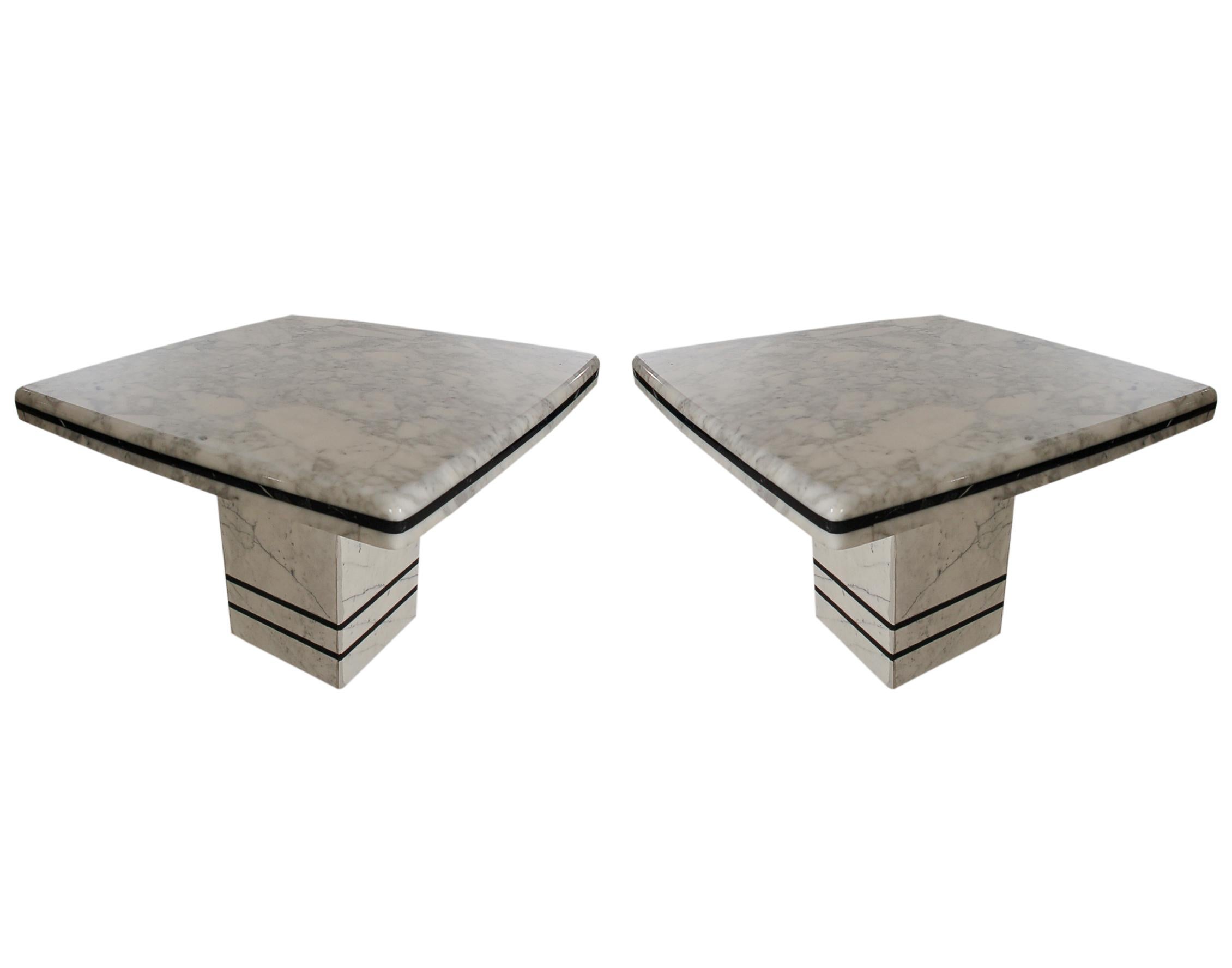 Paire de tables d'appoint en marbre noir et blanc de style italien post-moderne du milieu du siècle dernier Bon état - En vente à Philadelphia, PA