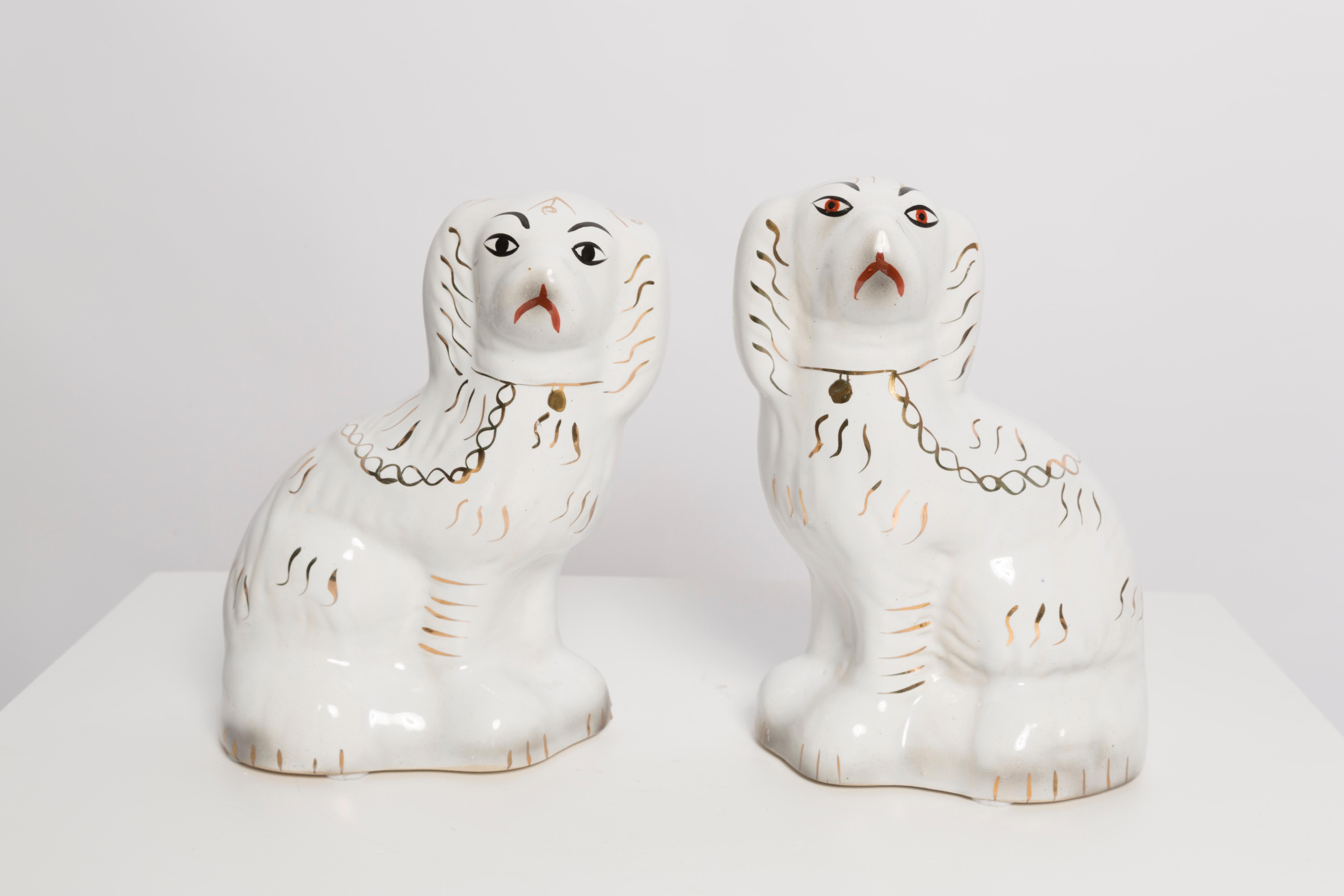 Cerámica pintada, buen estado original de época. Esculturas decorativas hermosas y únicas. La escultura Perros de Yorkshire se fabricó en Staffordshire, Inglaterra, en la década de 1960. Sólo hay una pareja de perros disponible.