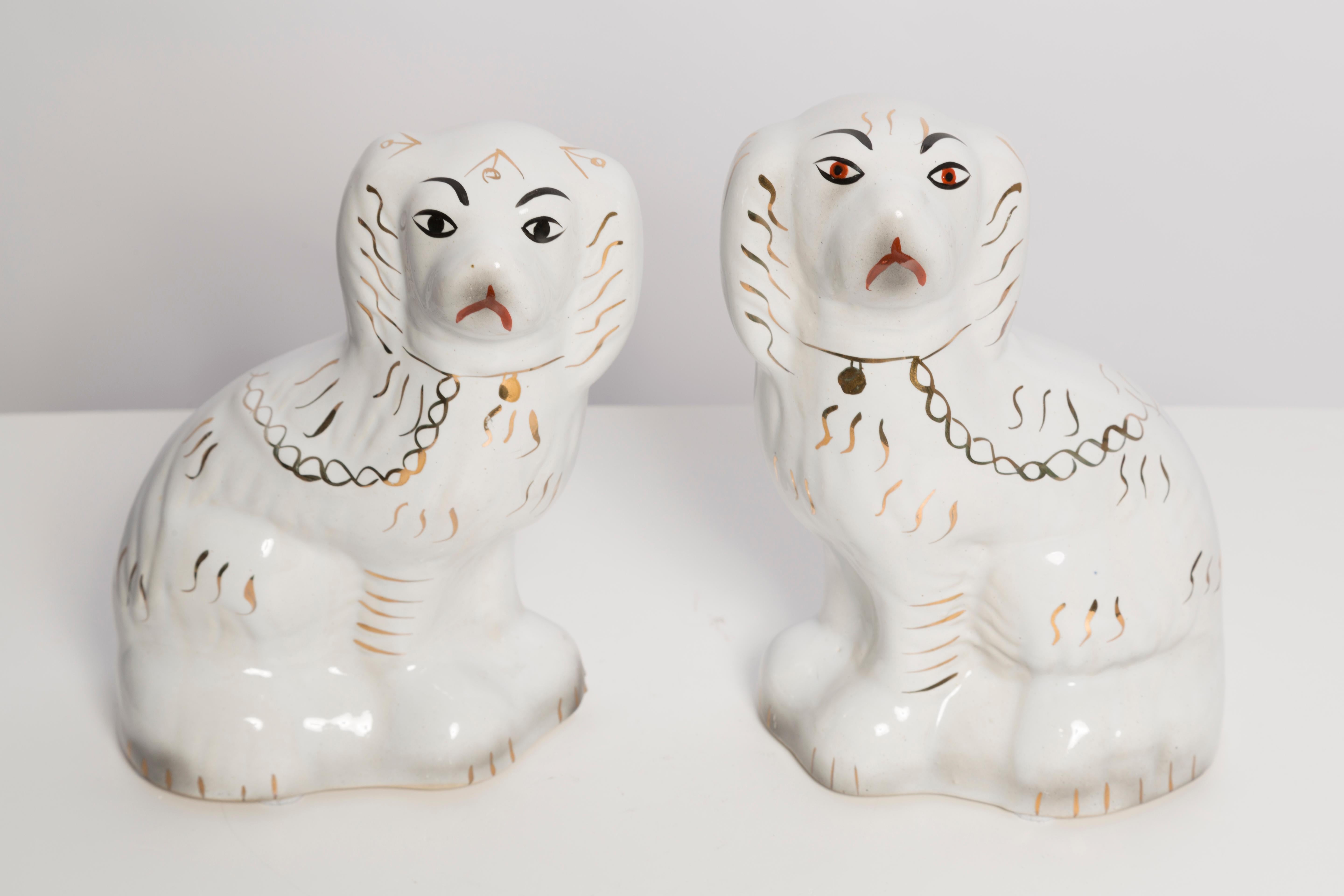 Pareja de Perros de Cerámica de Mediados de Siglo Escultura de Yorkshire Staffordshire Inglaterra Años 60 Inglés en venta