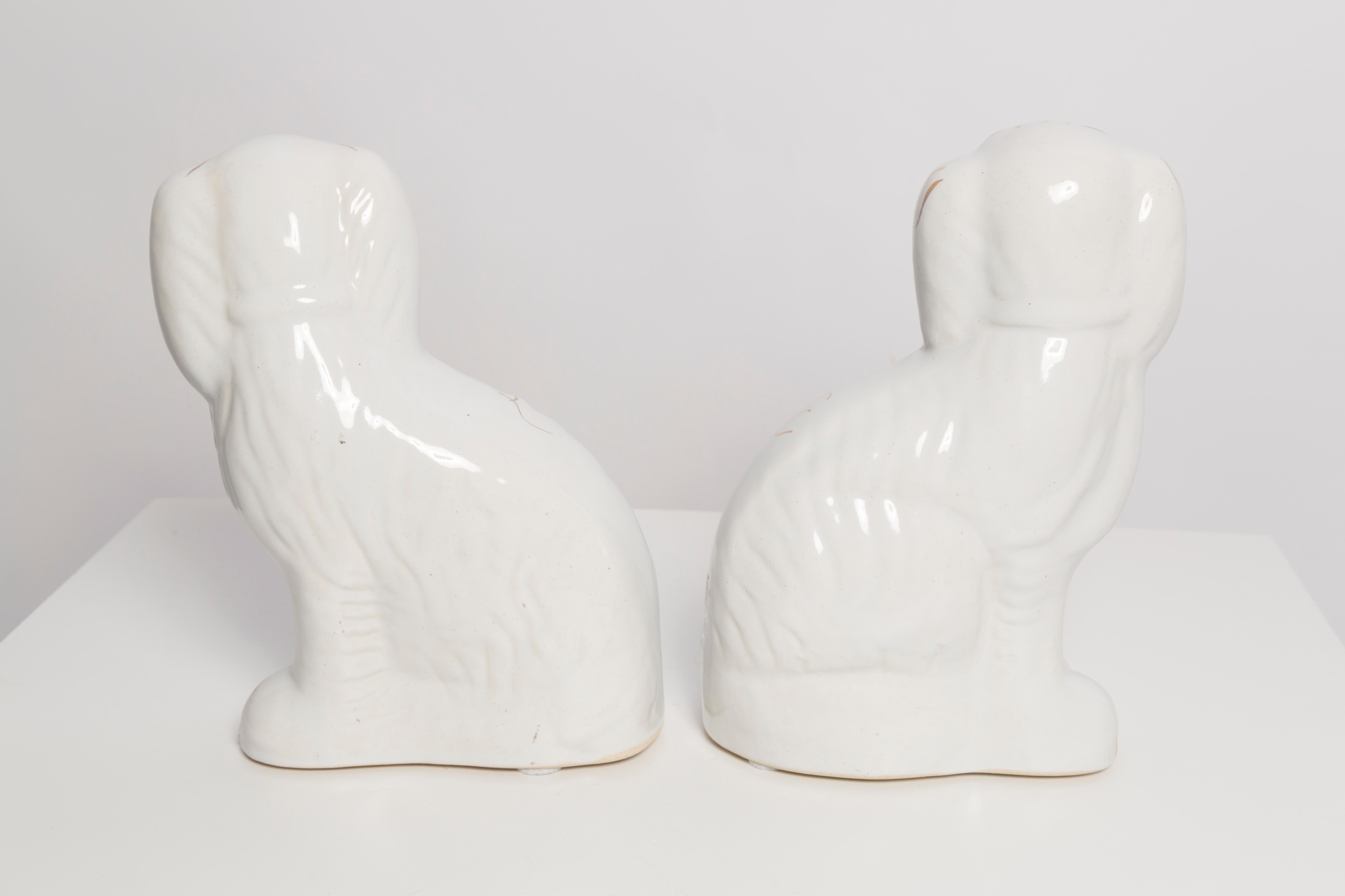 Pareja de Perros de Cerámica de Mediados de Siglo Escultura de Yorkshire Staffordshire Inglaterra Años 60 Cerámico en venta