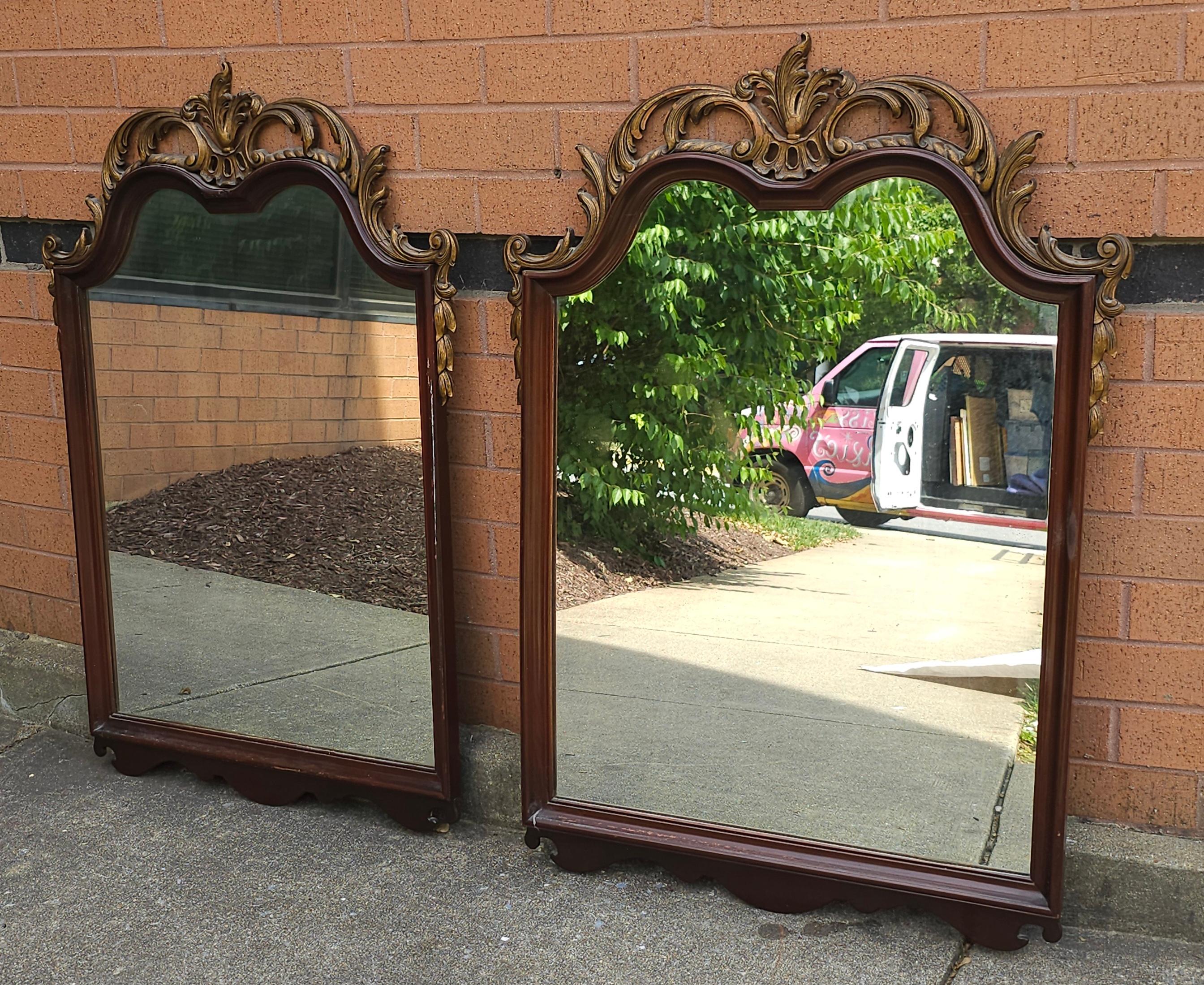 Paire de  Miroirs de style provincial du milieu du siècle à cadre orné en acajou sculpté en vente 2