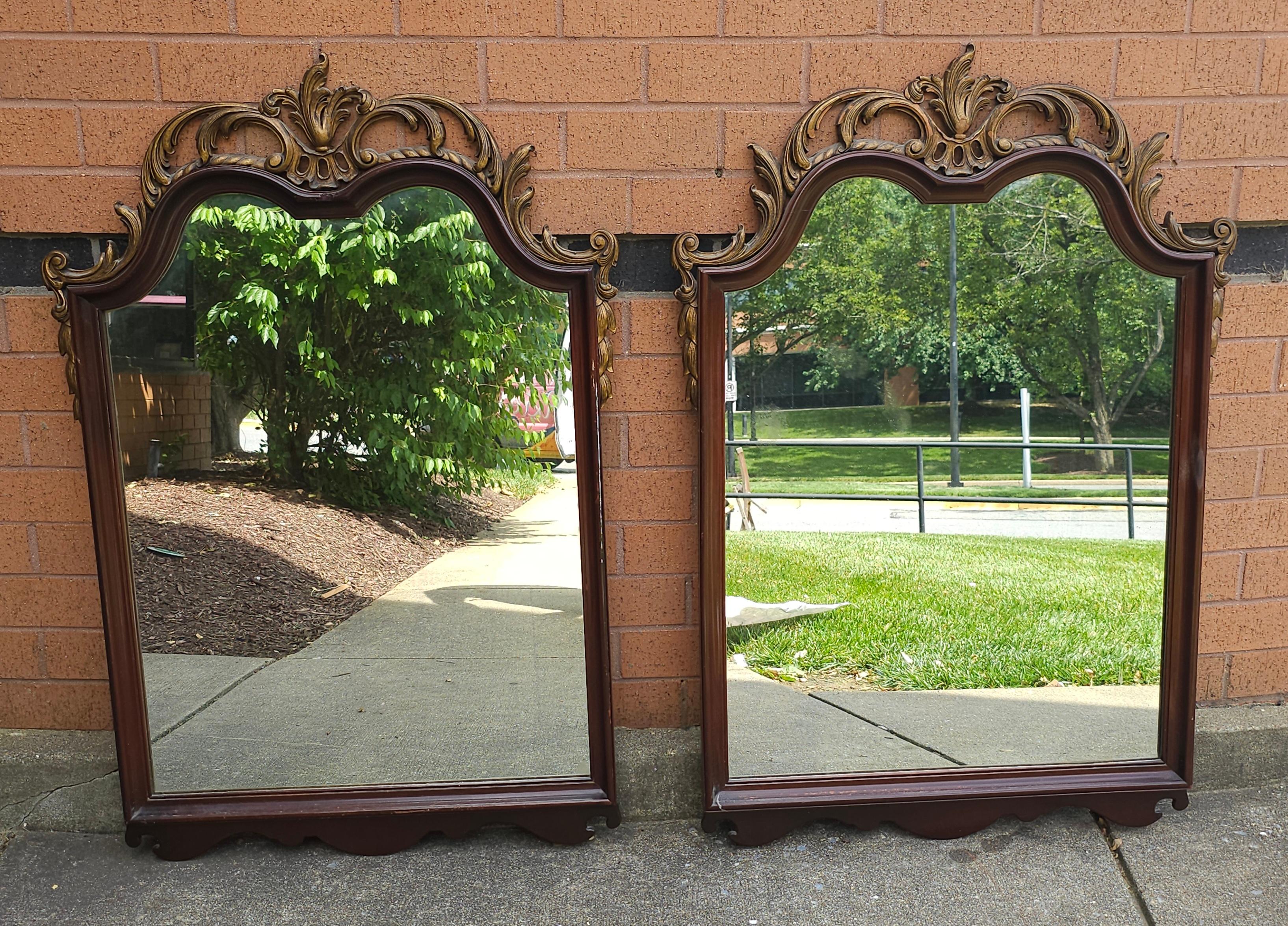 Provincial français Paire de  Miroirs de style provincial du milieu du siècle à cadre orné en acajou sculpté en vente