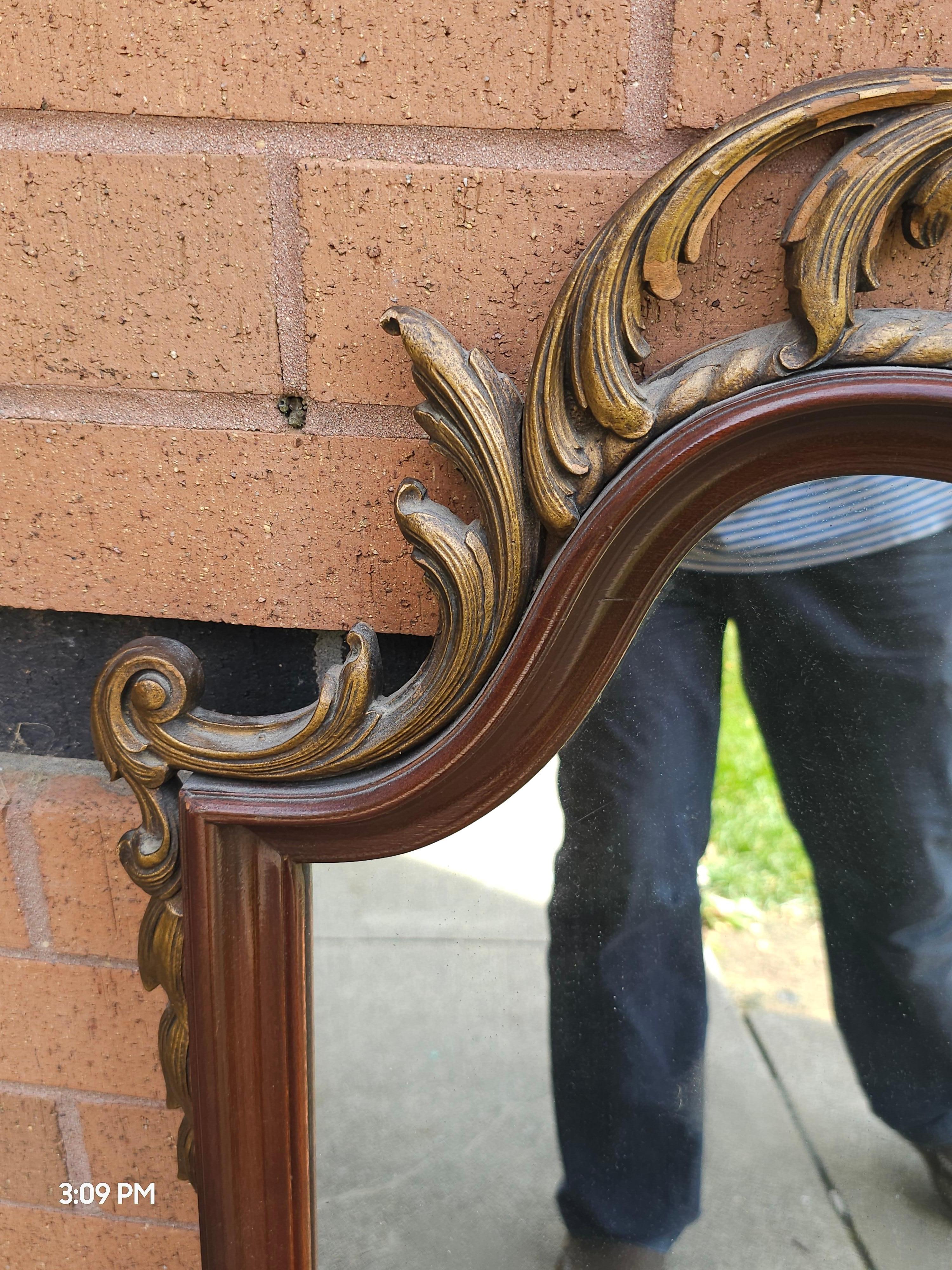 Américain Paire de  Miroirs de style provincial du milieu du siècle à cadre orné en acajou sculpté en vente