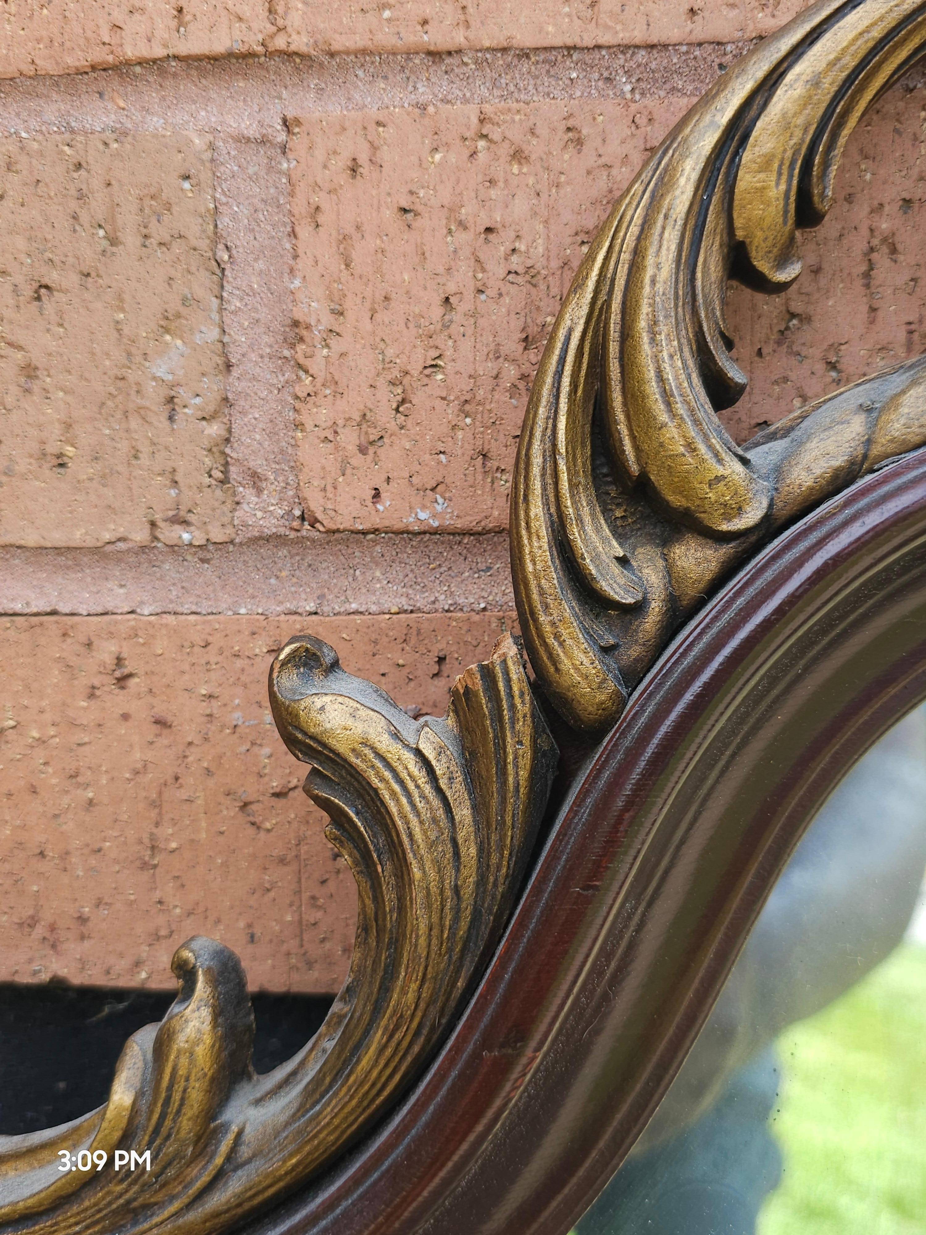 Autre Paire de  Miroirs de style provincial du milieu du siècle à cadre orné en acajou sculpté en vente