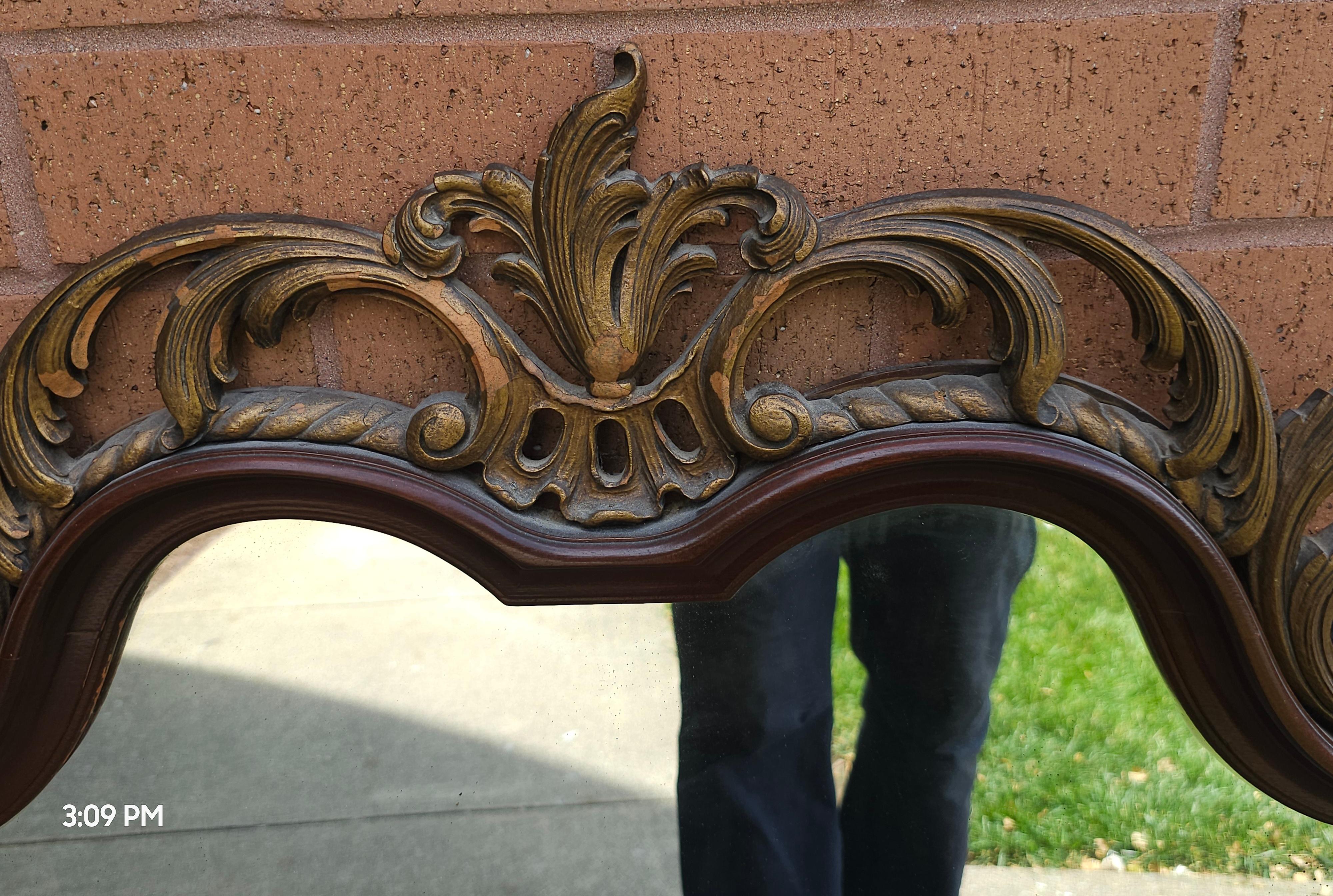 Paire de  Miroirs de style provincial du milieu du siècle à cadre orné en acajou sculpté Bon état - En vente à Germantown, MD