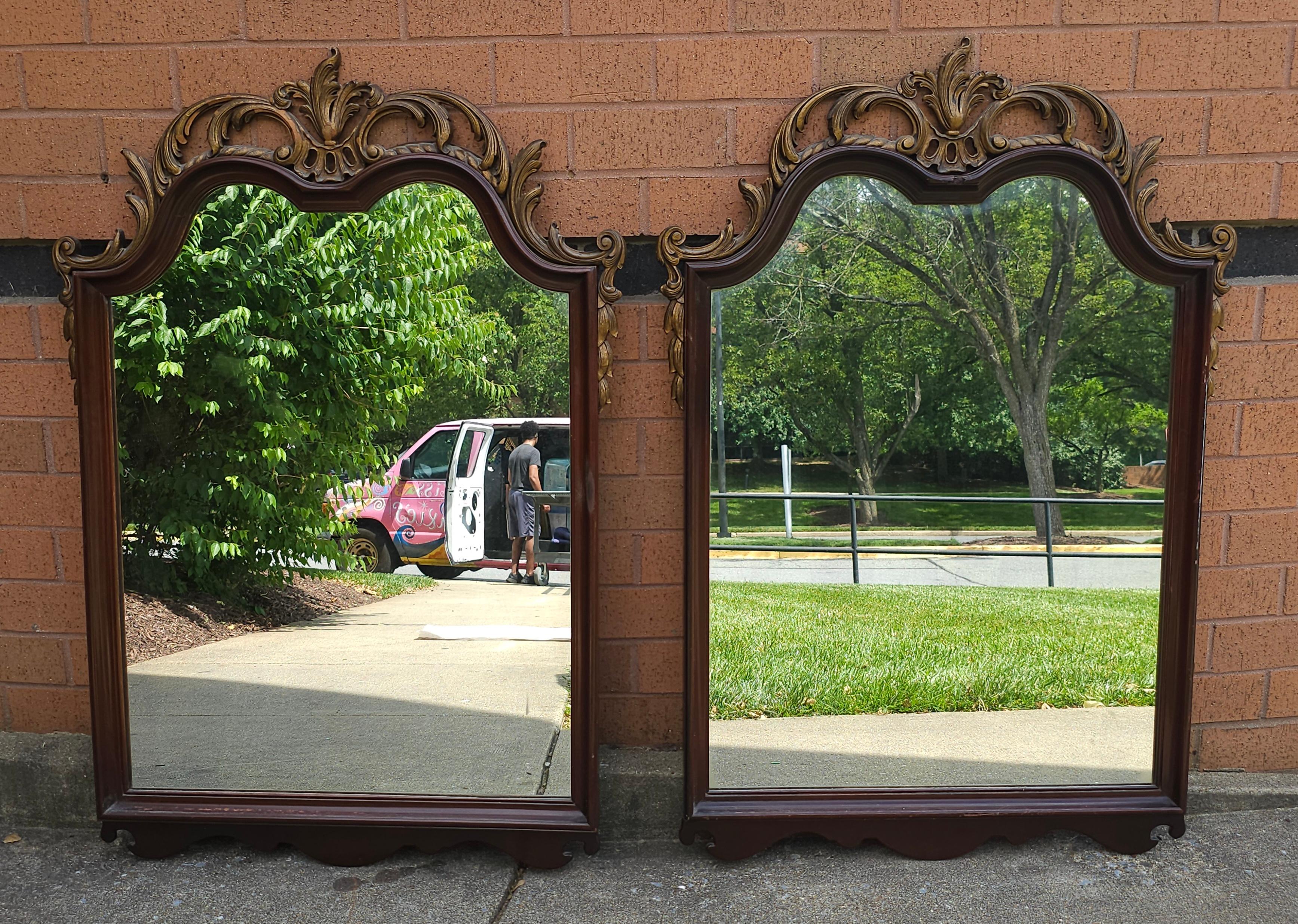 20ième siècle Paire de  Miroirs de style provincial du milieu du siècle à cadre orné en acajou sculpté en vente