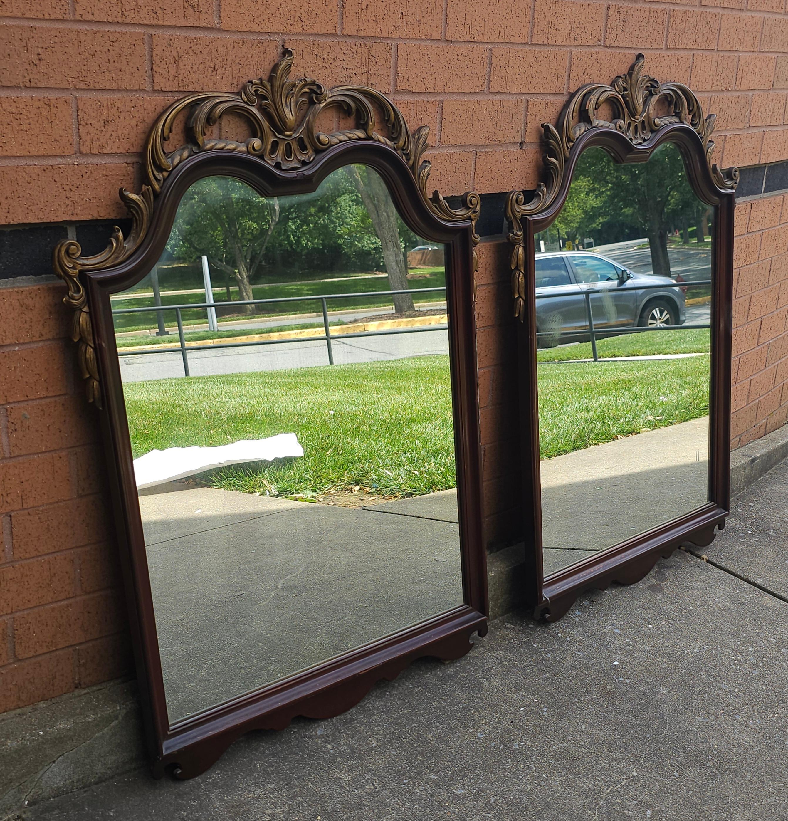 Paire de  Miroirs de style provincial du milieu du siècle à cadre orné en acajou sculpté en vente 1