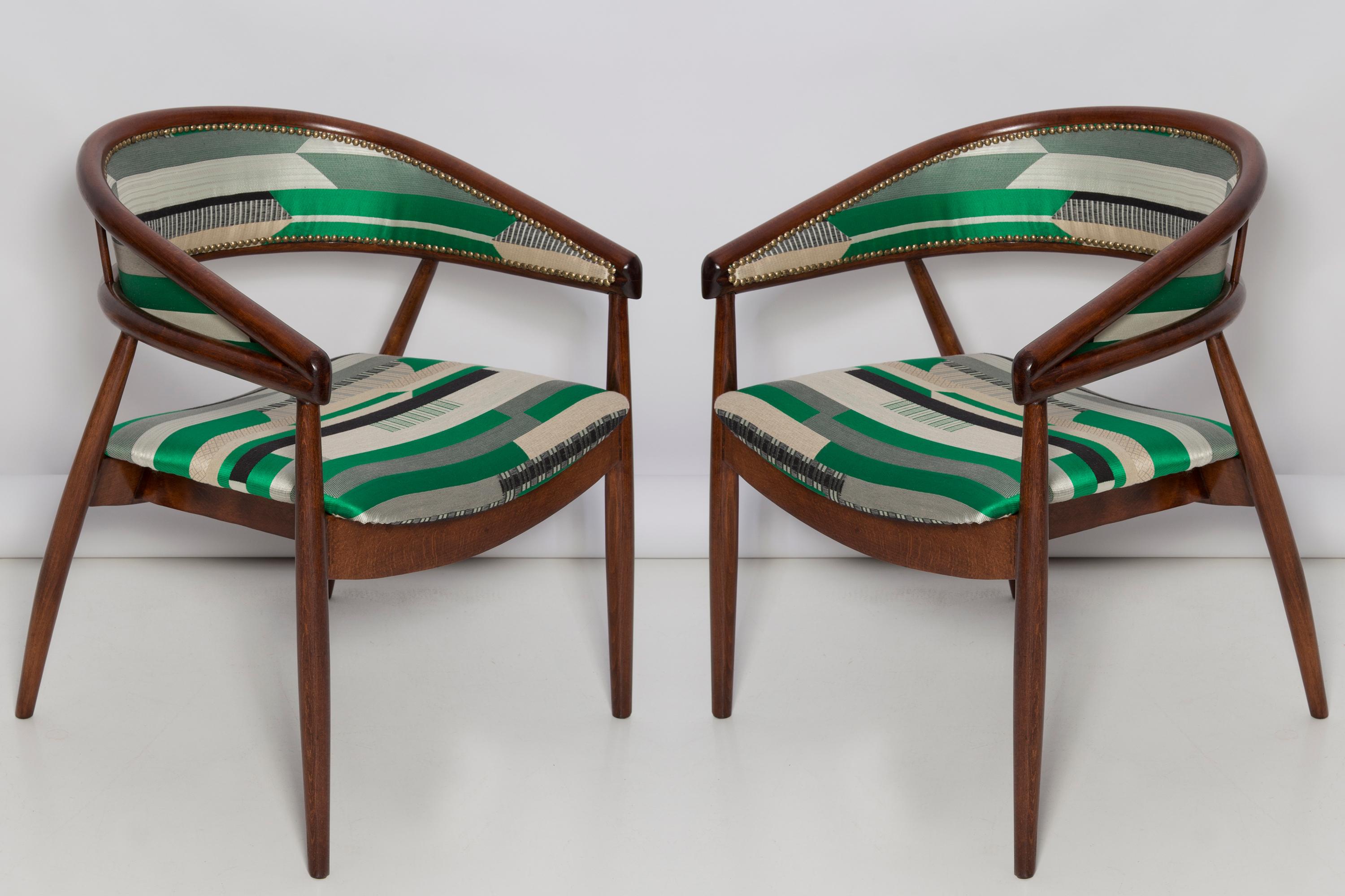 Fauteuil Radomsko B-3300, vers 1955. Il s'agit de fauteuils très confortables fabriqués dans les années 1960. Les fauteuils sont en bois courbé. 
Produit et conçu en Pologne, en Europe. 

Très unique, confortable et beau. Parfait pour les intérieurs