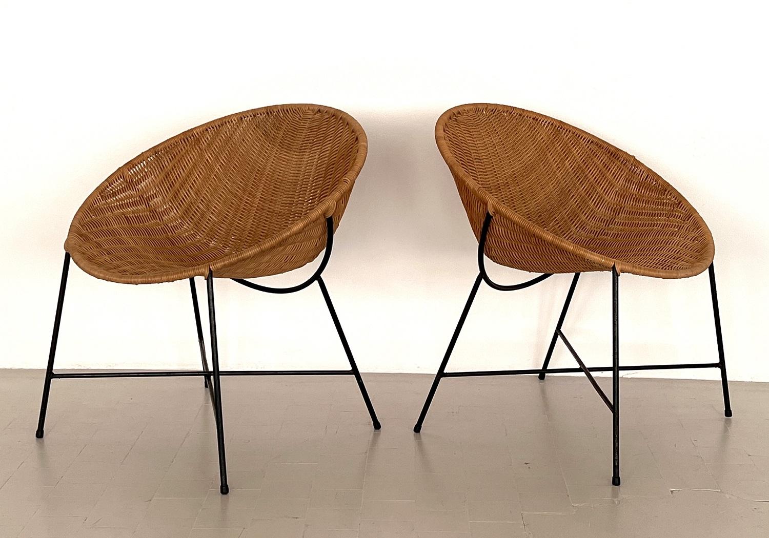 Gorgeous pair of lounge chairs made in rattan with metal base.
The rattan seats are in almost excellent vintage condition, no defects, and in wonderful dry and clean execution.
The metal bases are black painted and in very good condition too.
They