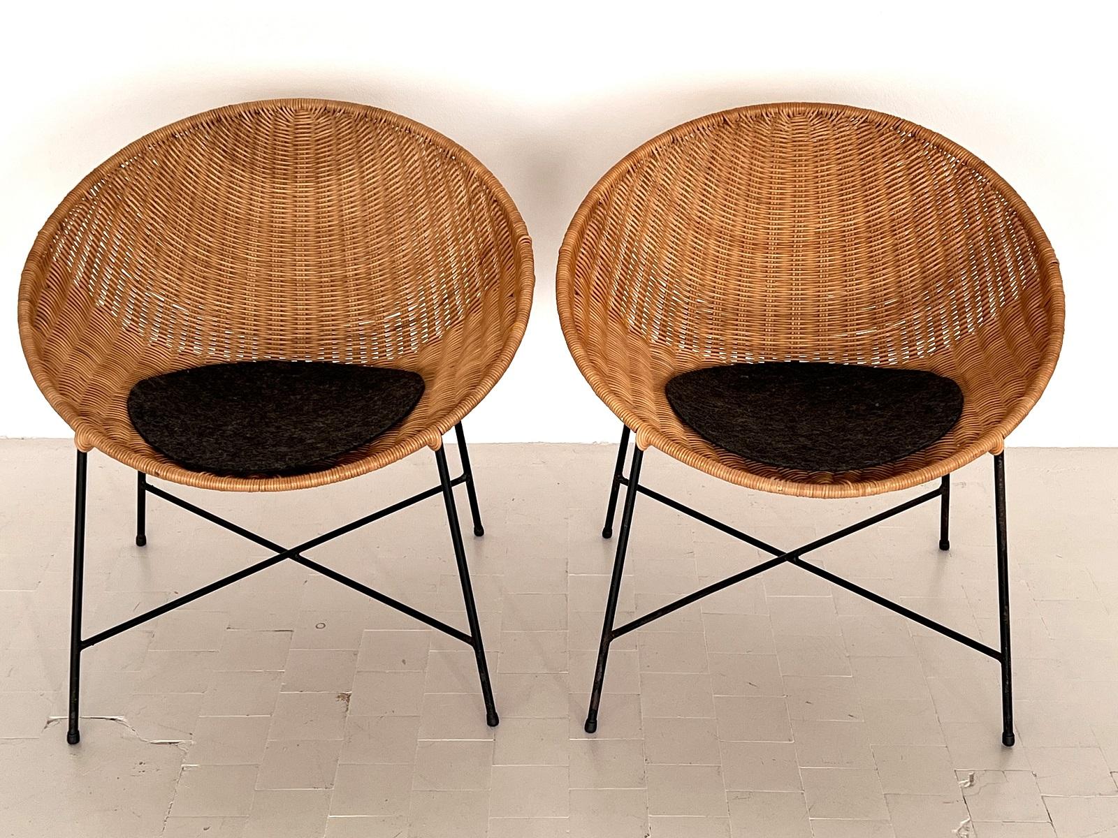 Mid-Century Modern Pair of Mid-Century Rattan Lounge Chairs, 1970s For Sale