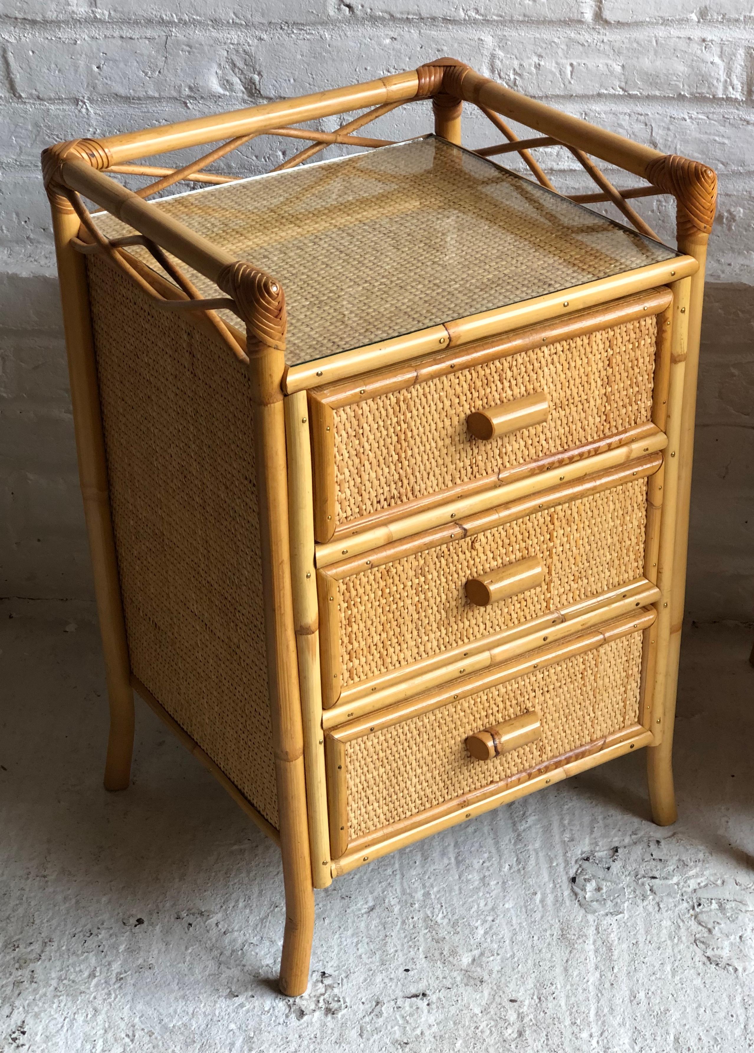 Pair of midcentury rattan / cane nightstands / bedside drawers by Angraves, England, 1970s.

This is a beautiful, natural in color pair of rattan / cane bedside drawers, nightstands.
Made by English company ‘Angraves’ of Leicester

Each
