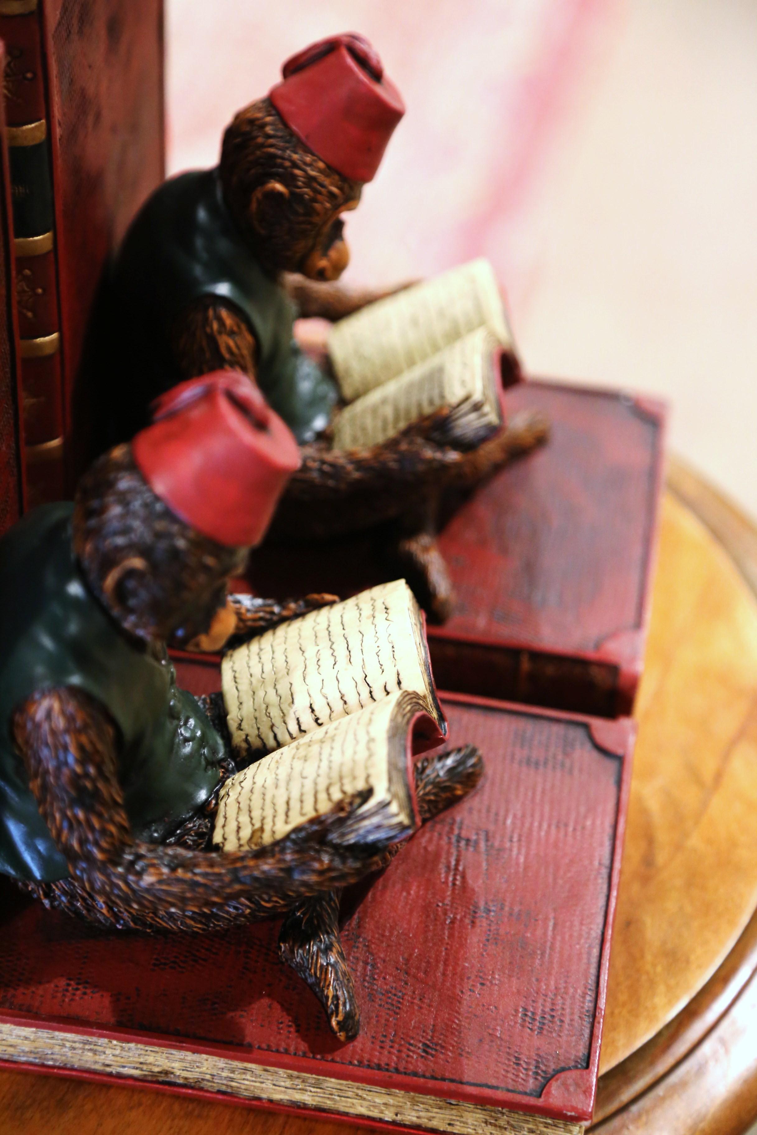 Pair of Mid-Century Reading Shriner Monkey Sculpture Bookends In Excellent Condition For Sale In Dallas, TX