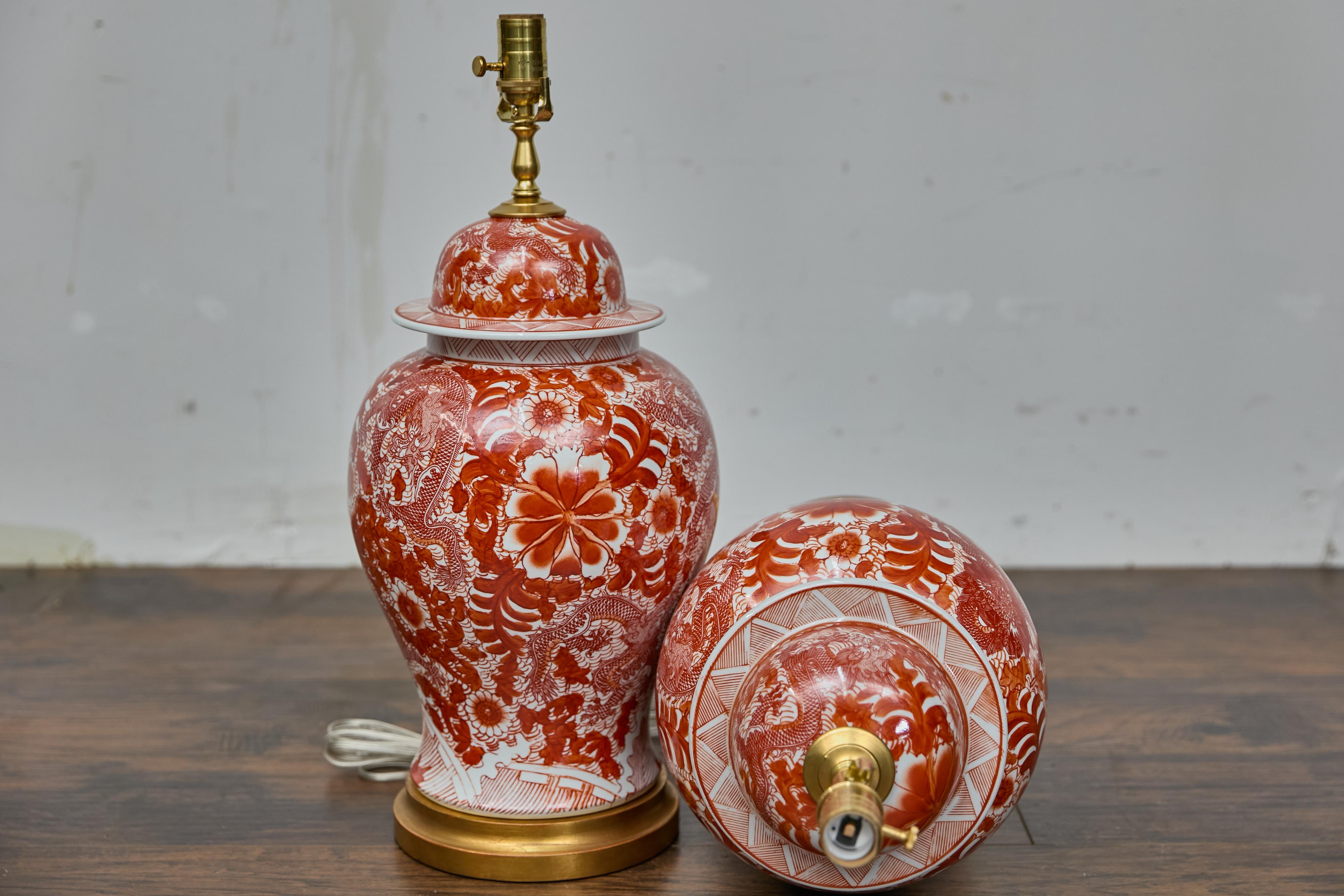 Paire de lampes de table en porcelaine rouge et blanche en forme de jarre de temple dragon en vente 3