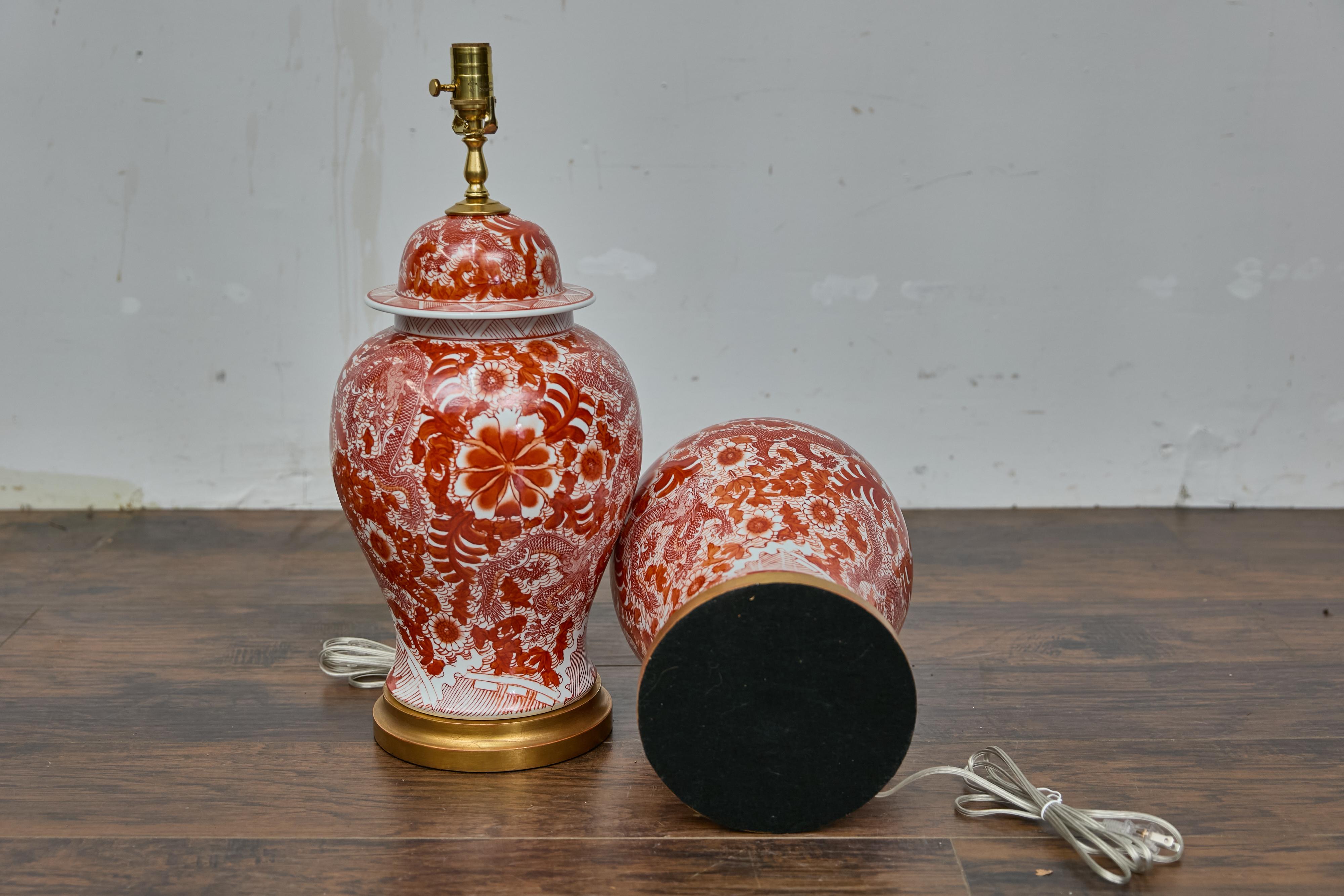 Paire de lampes de table en porcelaine rouge et blanche en forme de jarre de temple dragon en vente 4