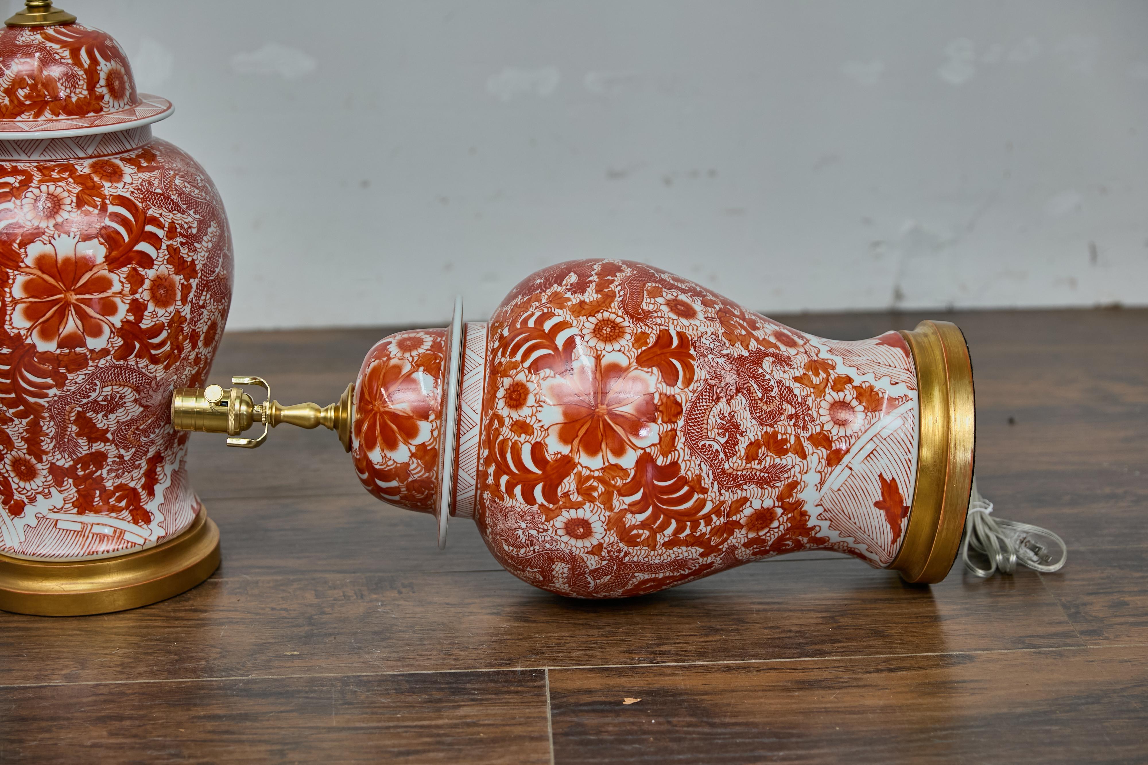 Paire de lampes de table en porcelaine rouge et blanche en forme de jarre de temple dragon en vente 6