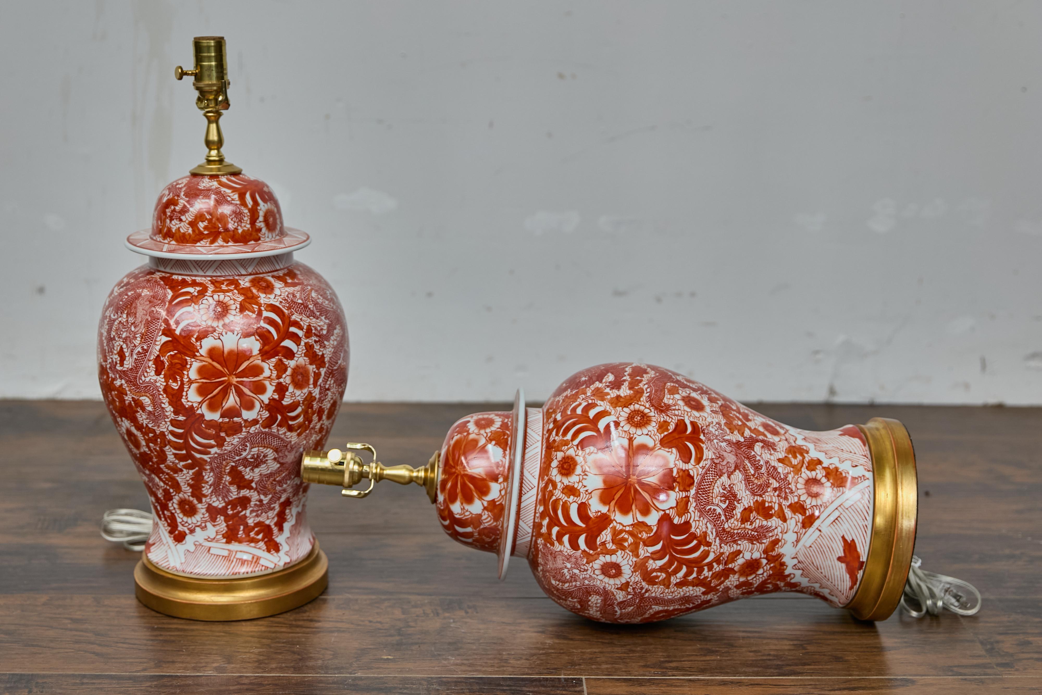 Paire de lampes de table en porcelaine rouge et blanche en forme de jarre de temple dragon en vente 7