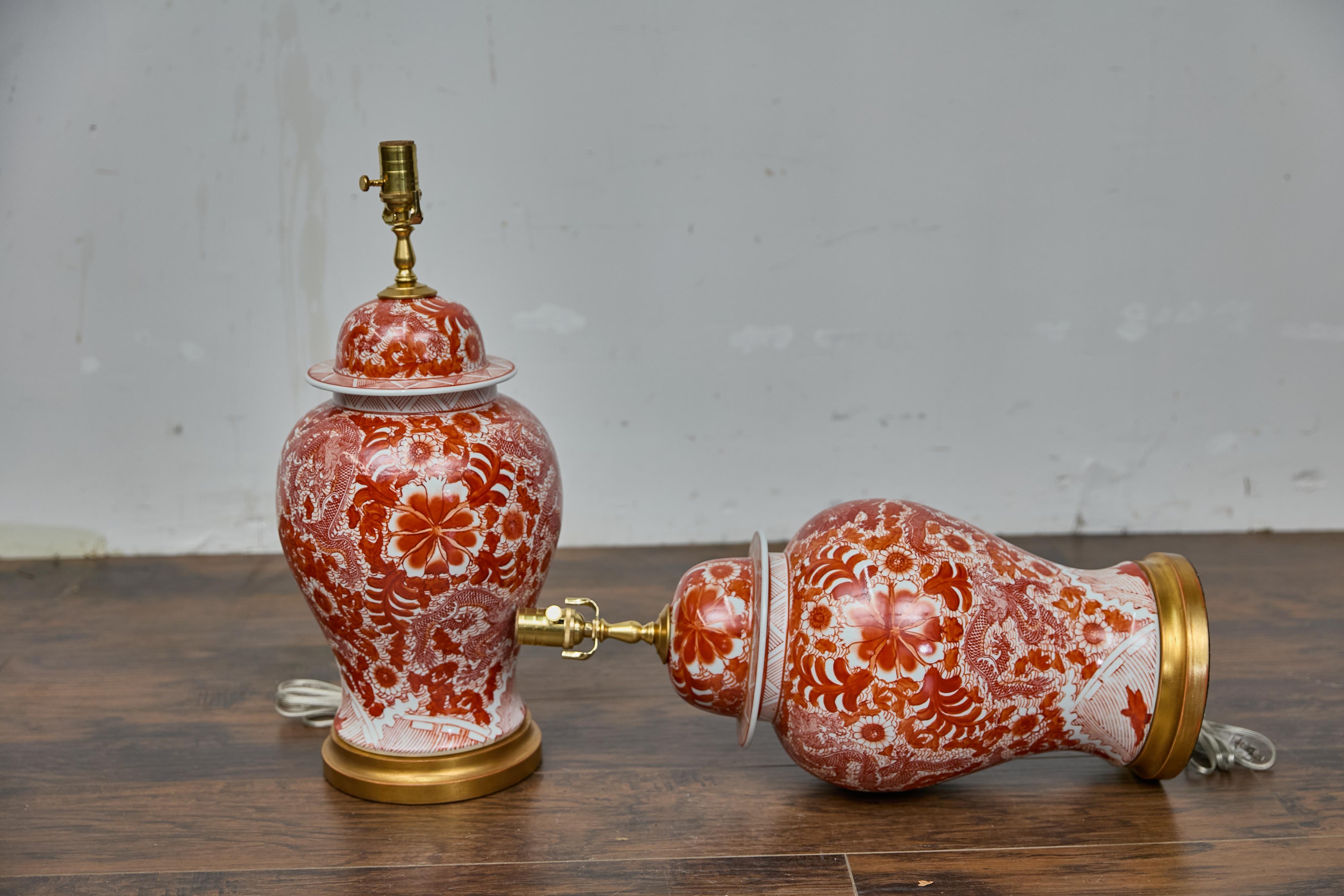 Paire de lampes de table en porcelaine rouge et blanche en forme de jarre de temple dragon en vente 8