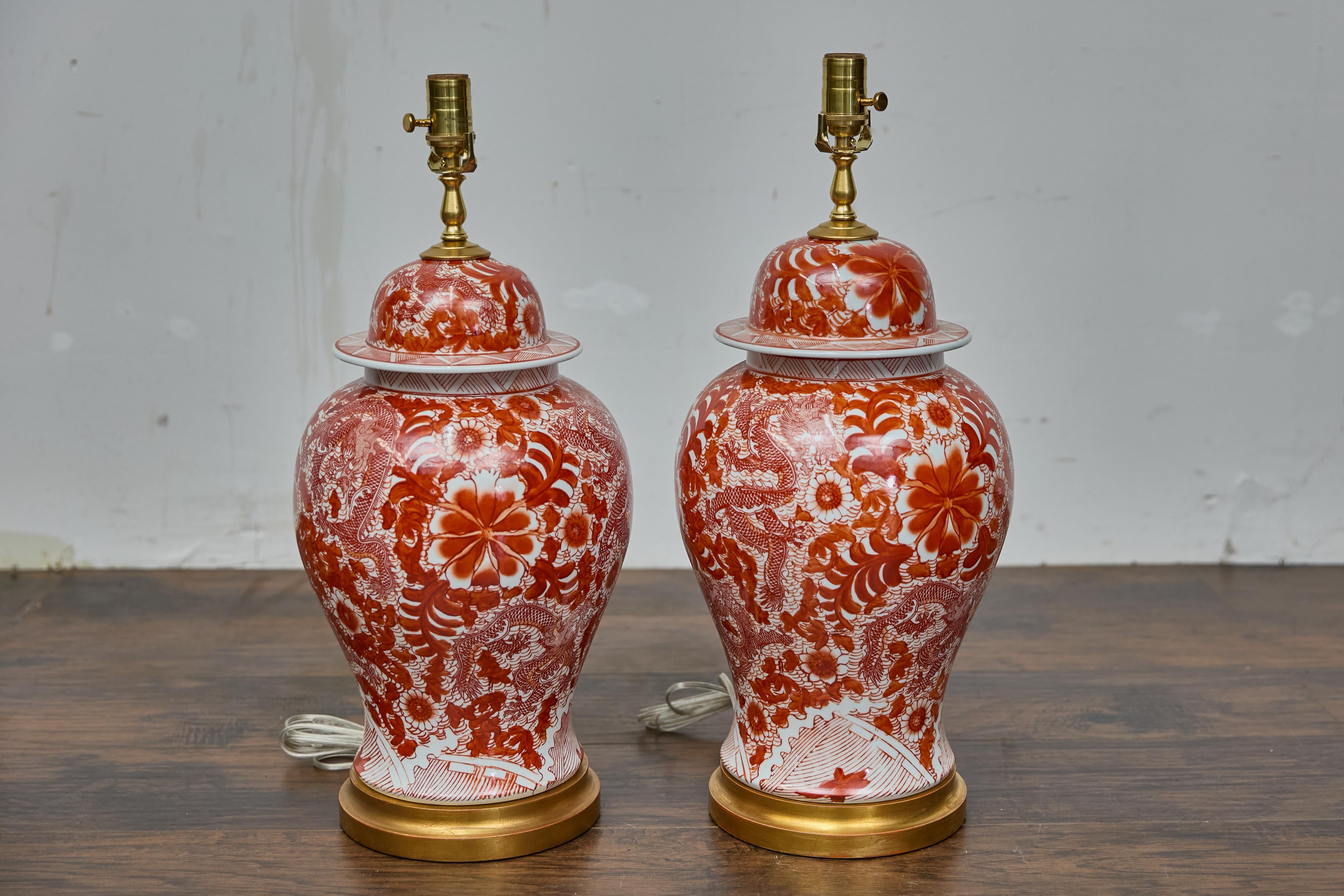 Paire de lampes de table en porcelaine rouge et blanche en forme de jarre de temple dragon en vente 9