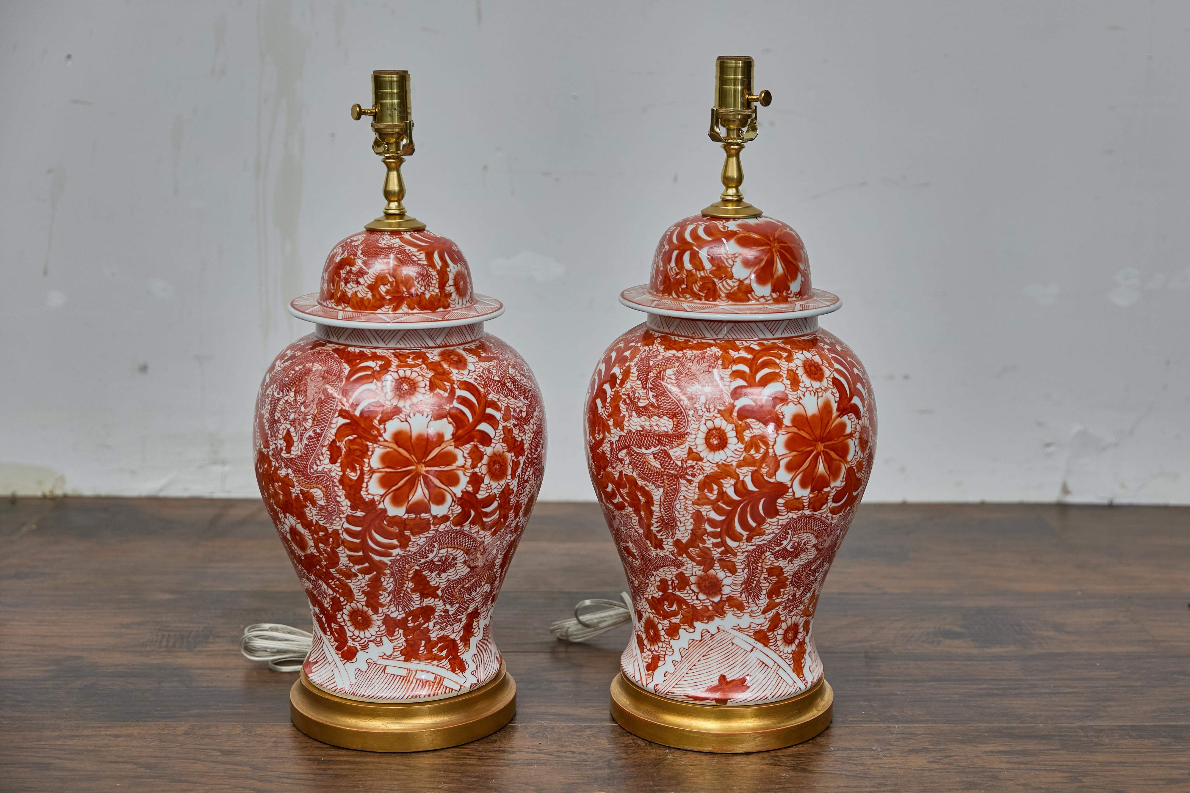 Paire de lampes de table en porcelaine rouge et blanche en forme de jarre de temple dragon en vente 10