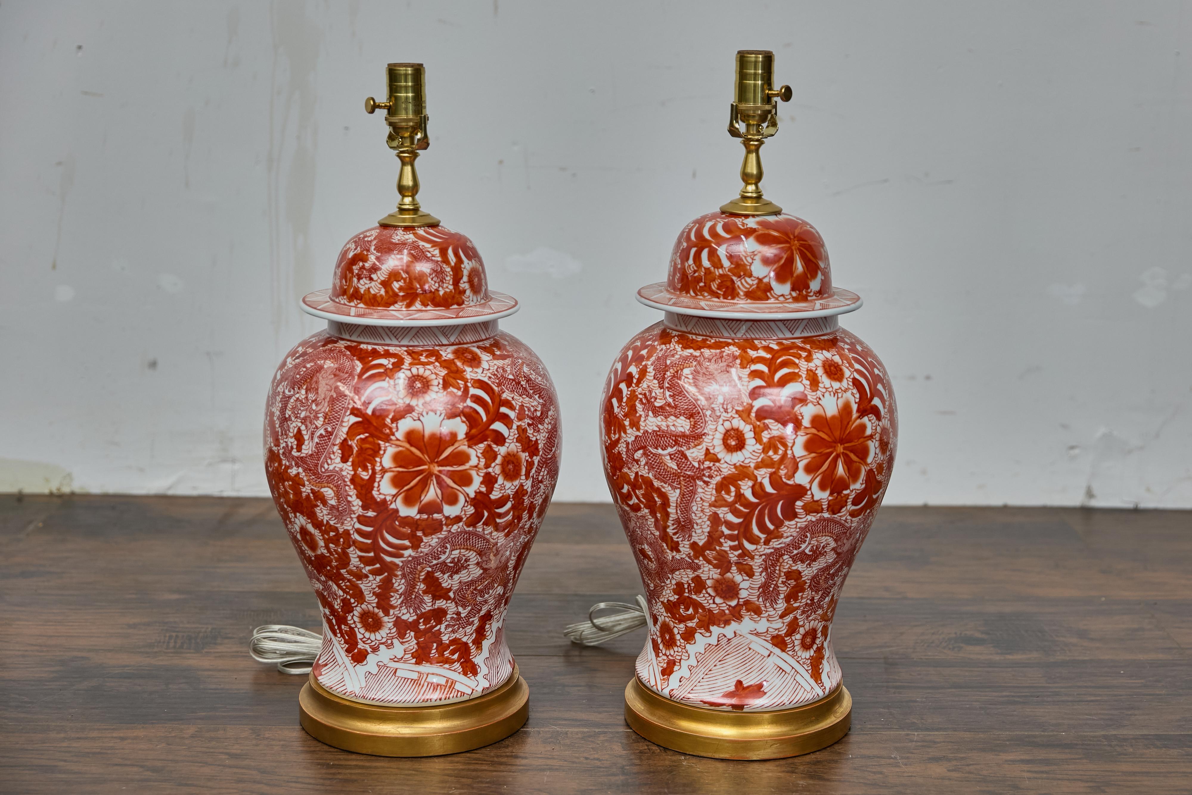Paire de lampes de table en porcelaine rouge et blanche en forme de jarre de temple dragon en vente 11