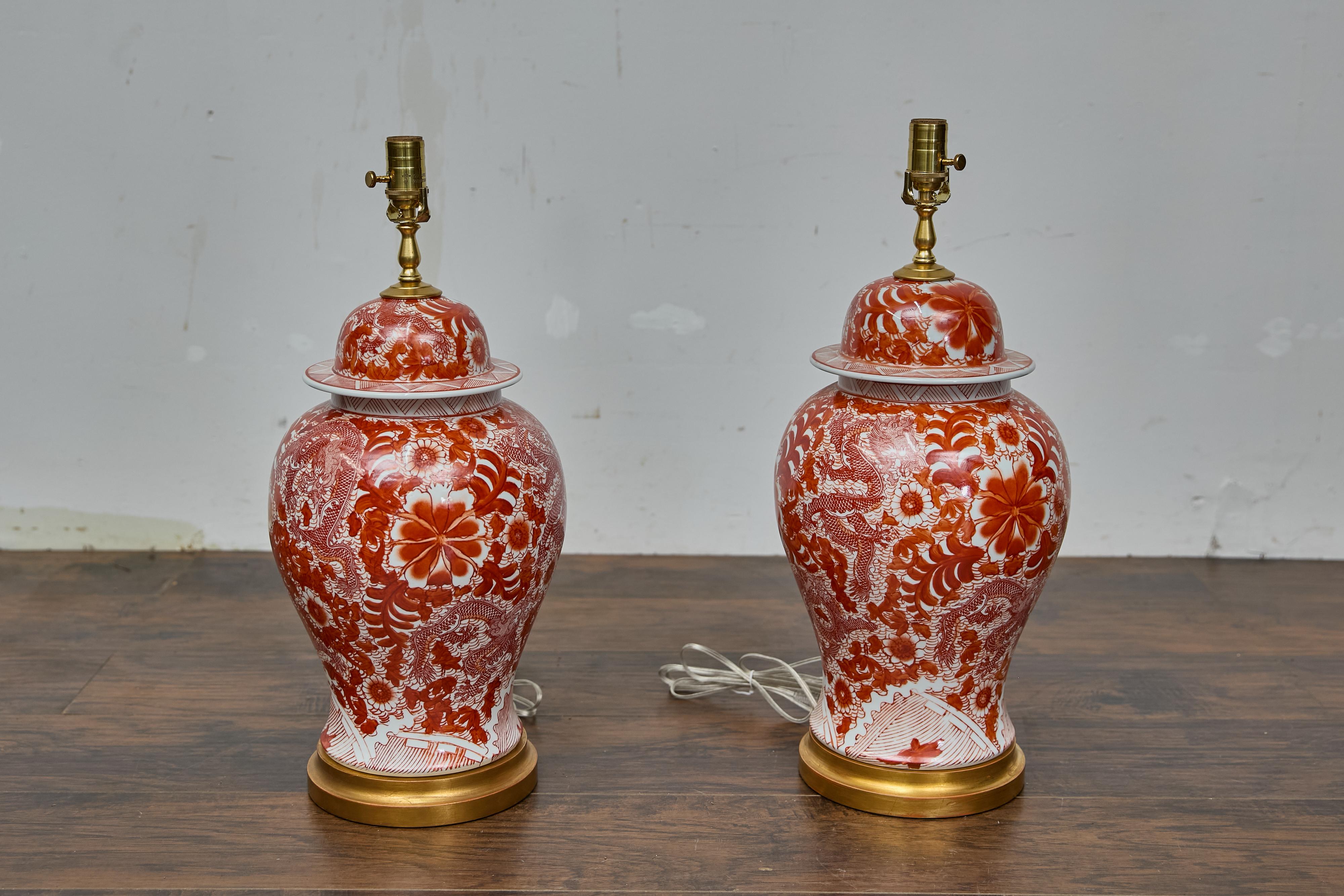 Paire de lampes de table en porcelaine rouge et blanche en forme de jarre de temple dragon en vente 12