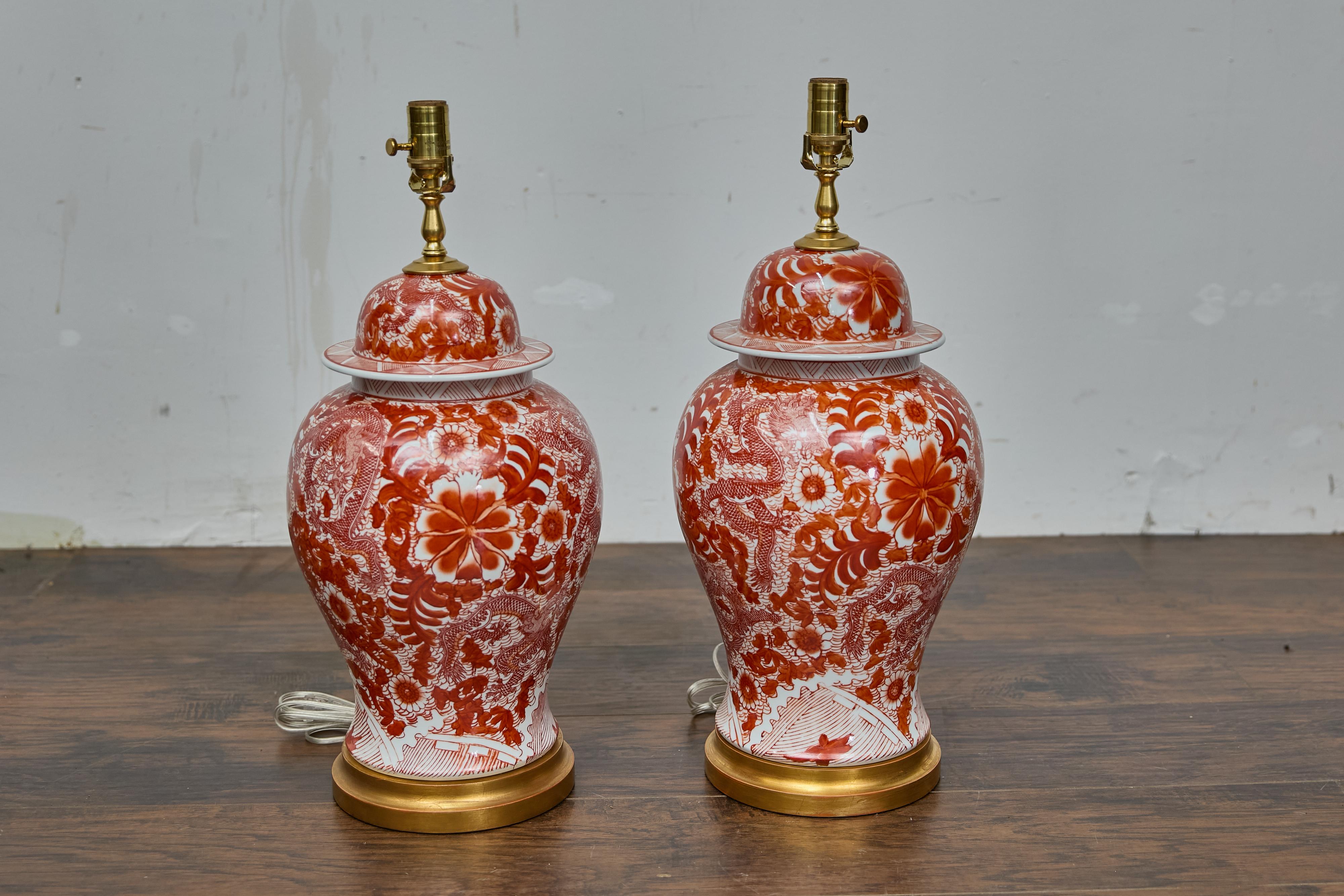 Asiatique Paire de lampes de table en porcelaine rouge et blanche en forme de jarre de temple dragon en vente