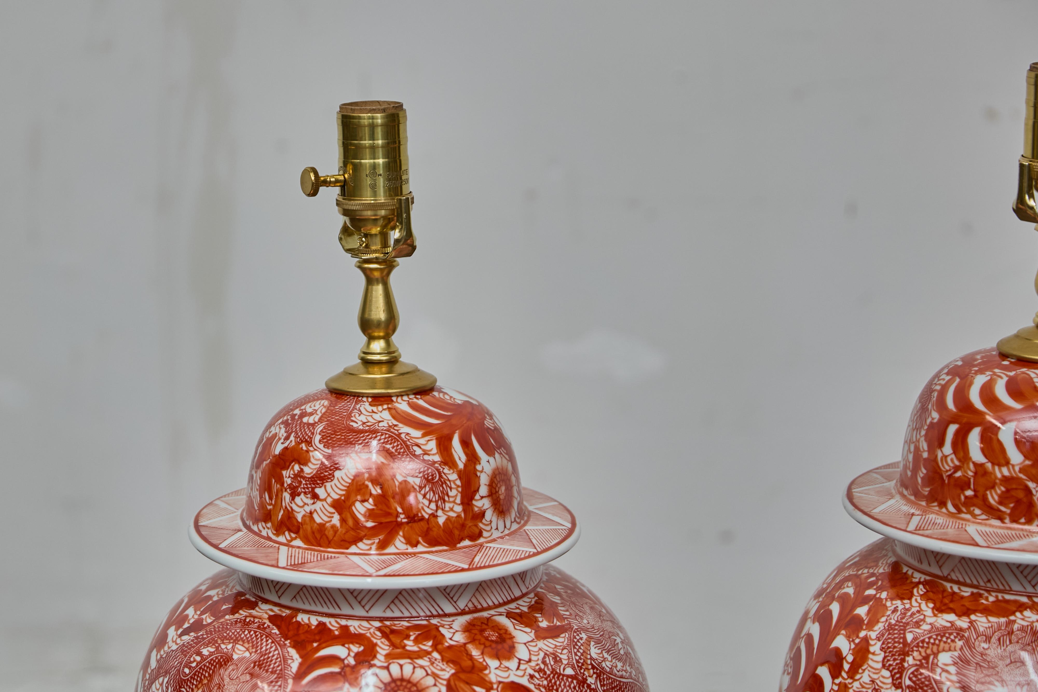 Peint à la main Paire de lampes de table en porcelaine rouge et blanche en forme de jarre de temple dragon en vente