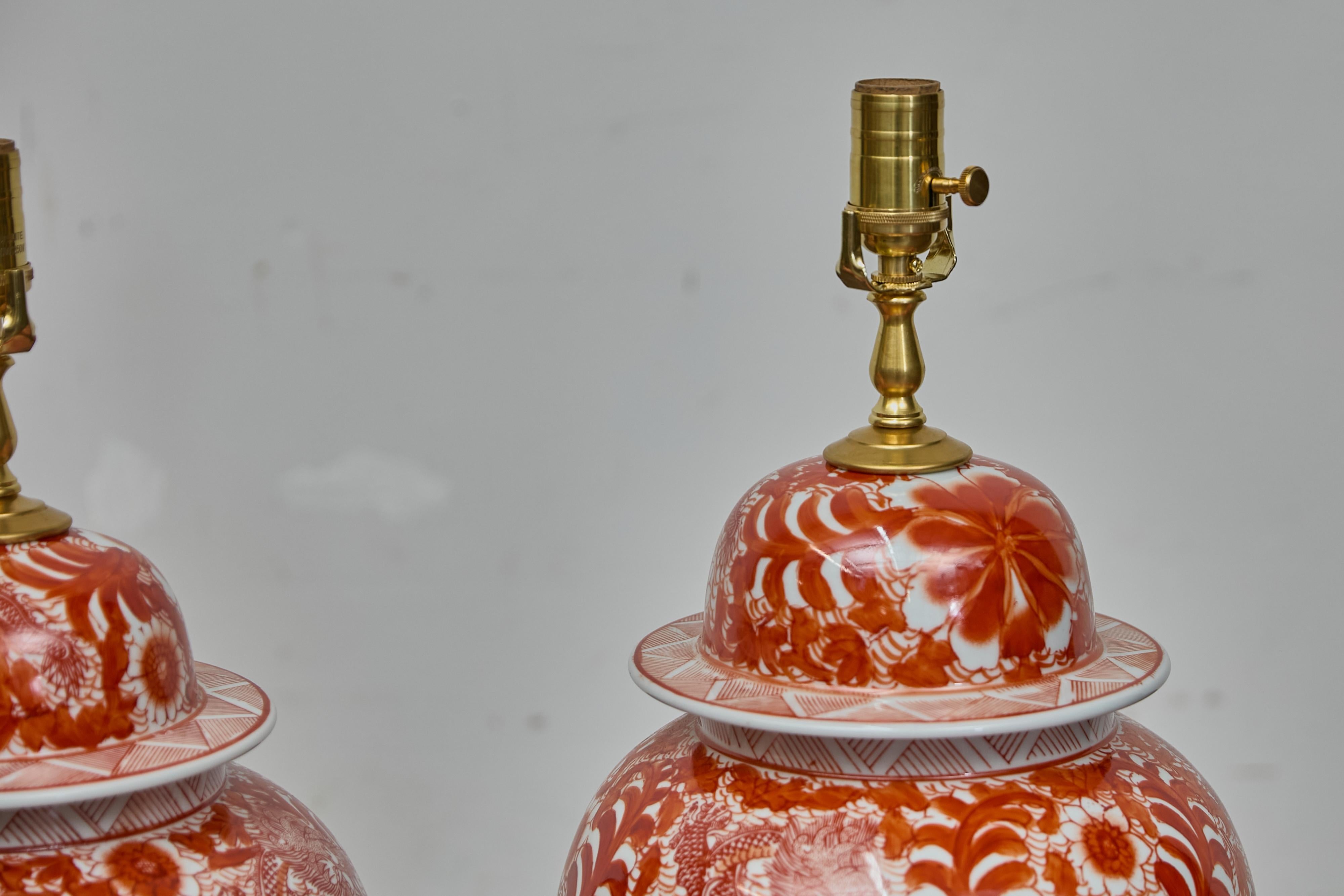 Paire de lampes de table en porcelaine rouge et blanche en forme de jarre de temple dragon Excellent état - En vente à Atlanta, GA