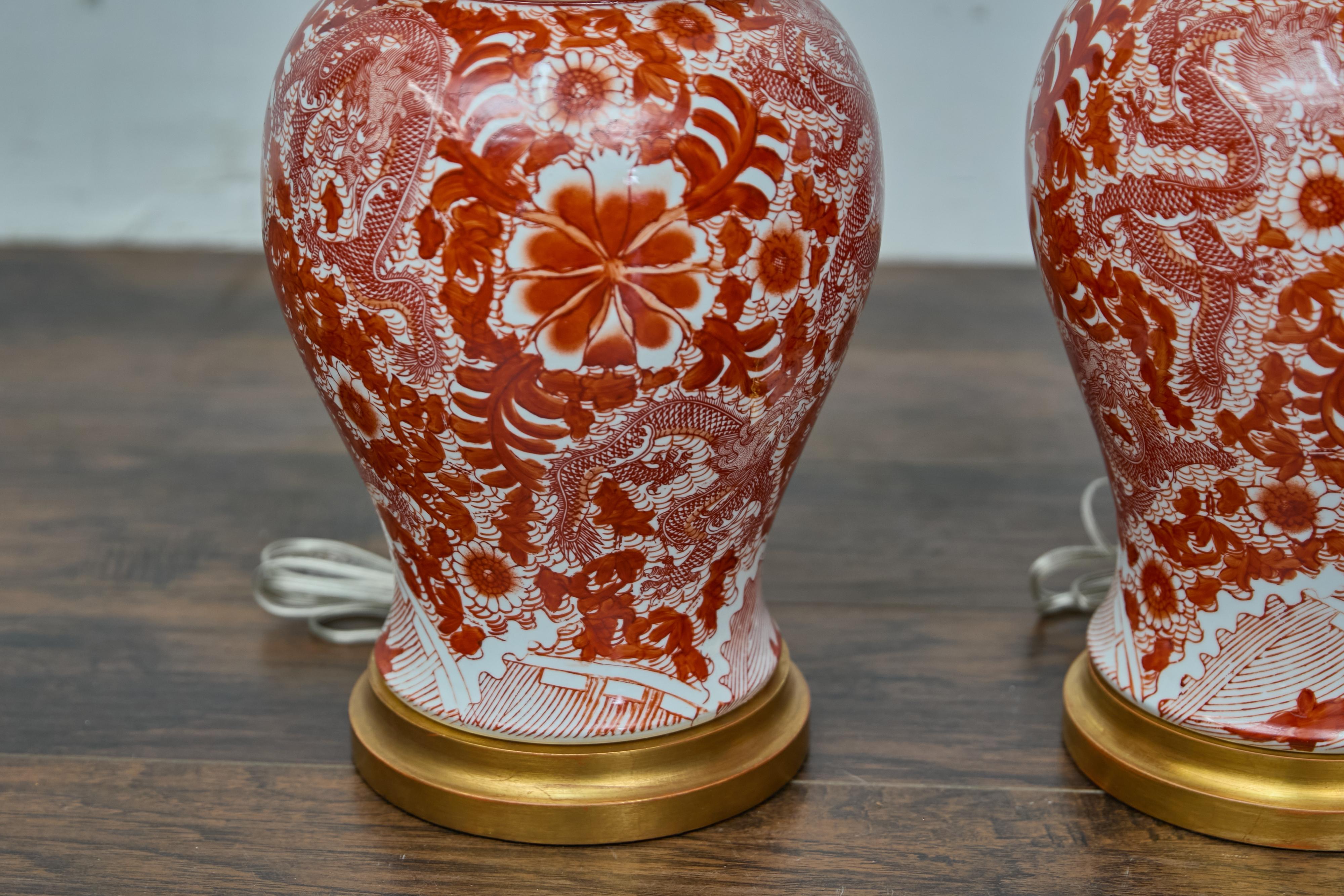 XXIe siècle et contemporain Paire de lampes de table en porcelaine rouge et blanche en forme de jarre de temple dragon en vente