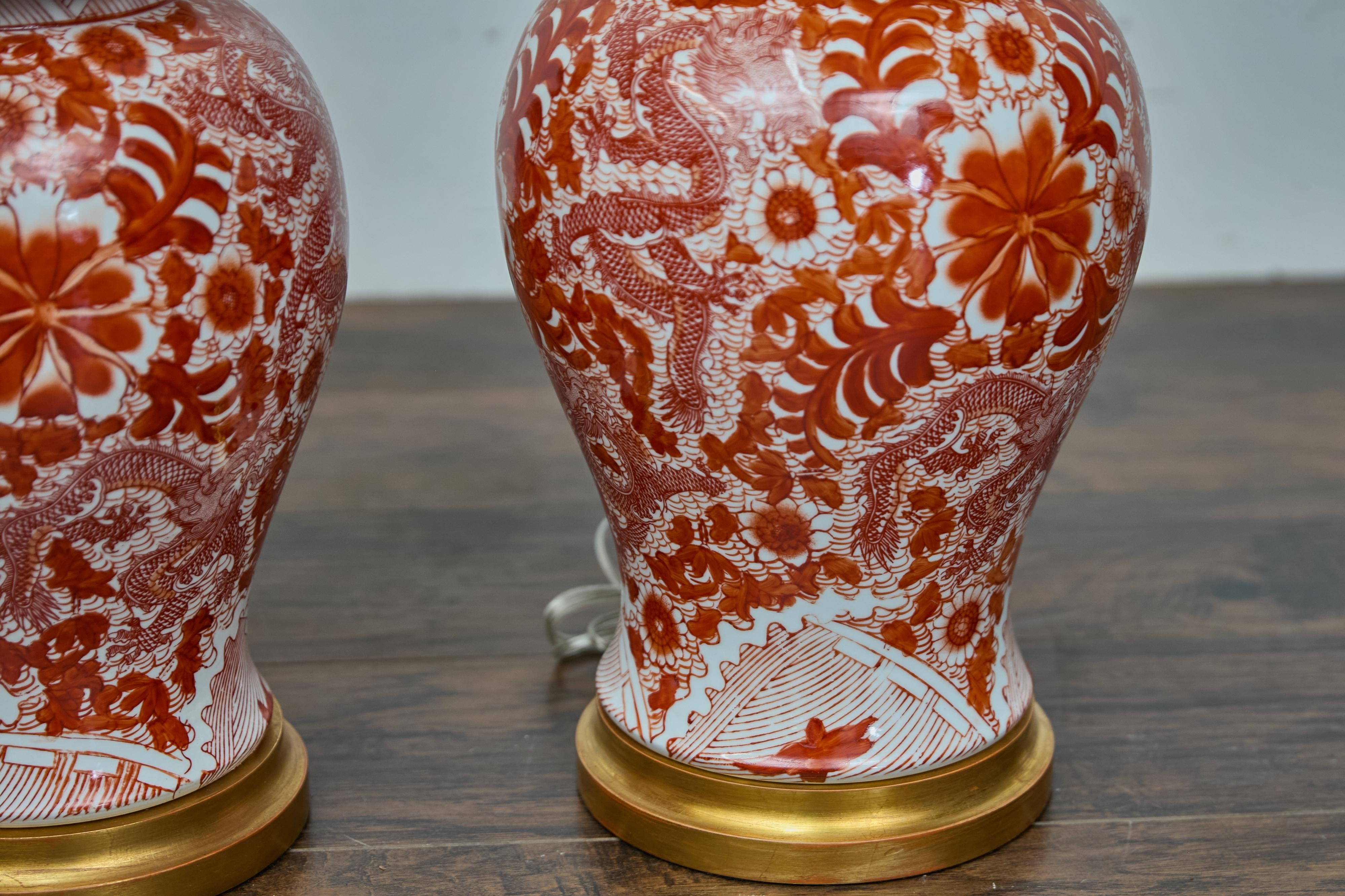 Laiton Paire de lampes de table en porcelaine rouge et blanche en forme de jarre de temple dragon en vente