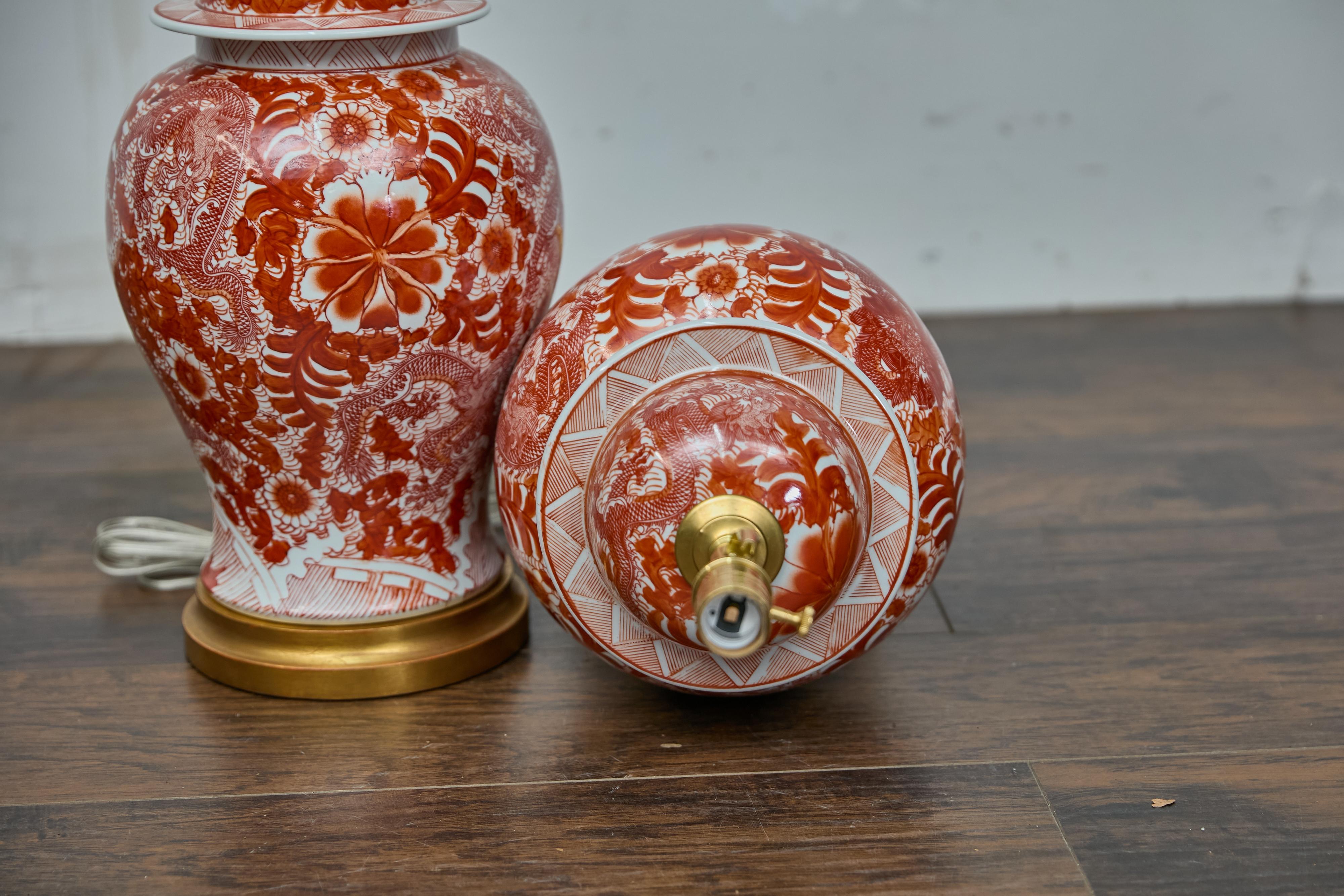 Paire de lampes de table en porcelaine rouge et blanche en forme de jarre de temple dragon en vente 1