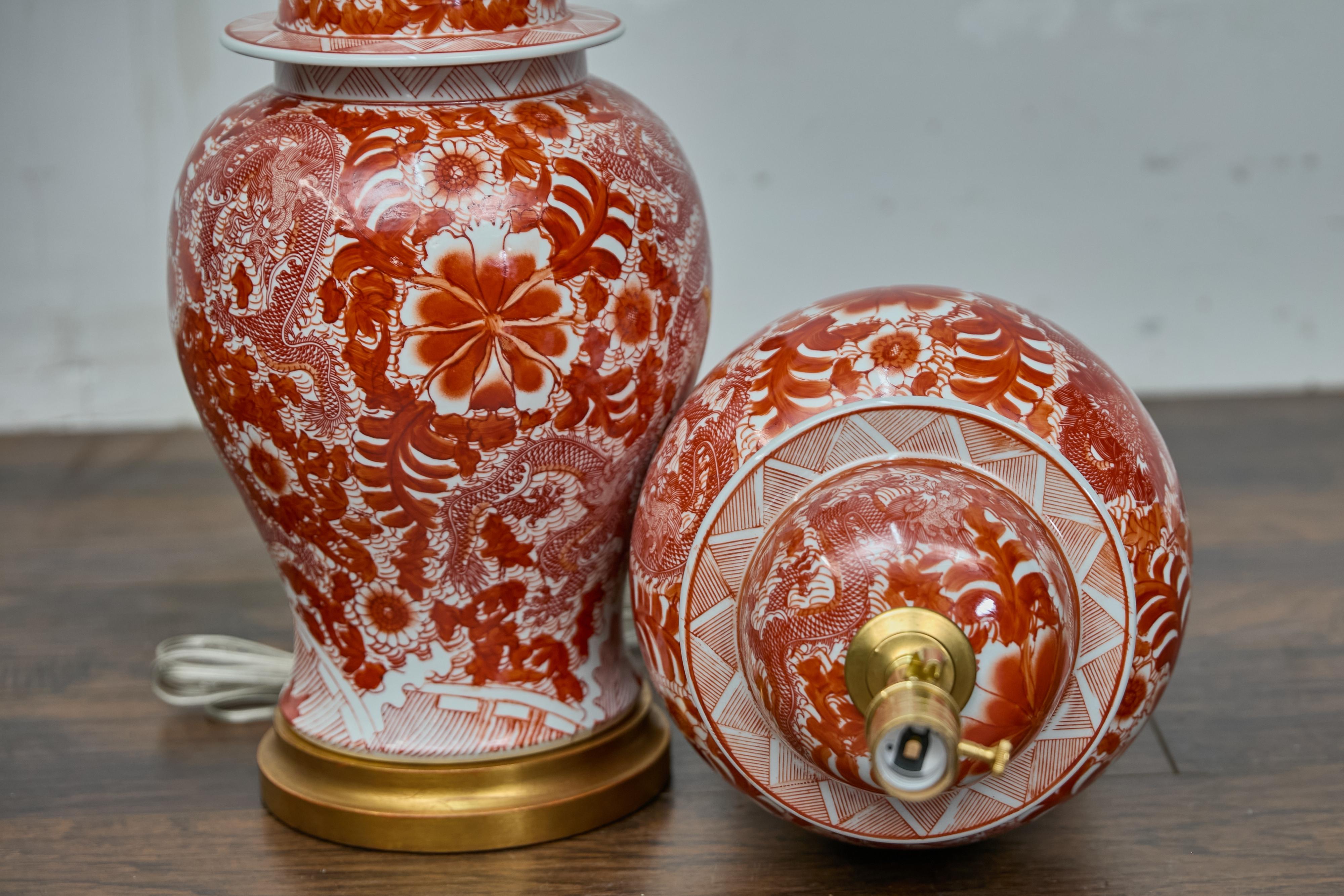 Paire de lampes de table en porcelaine rouge et blanche en forme de jarre de temple dragon en vente 2