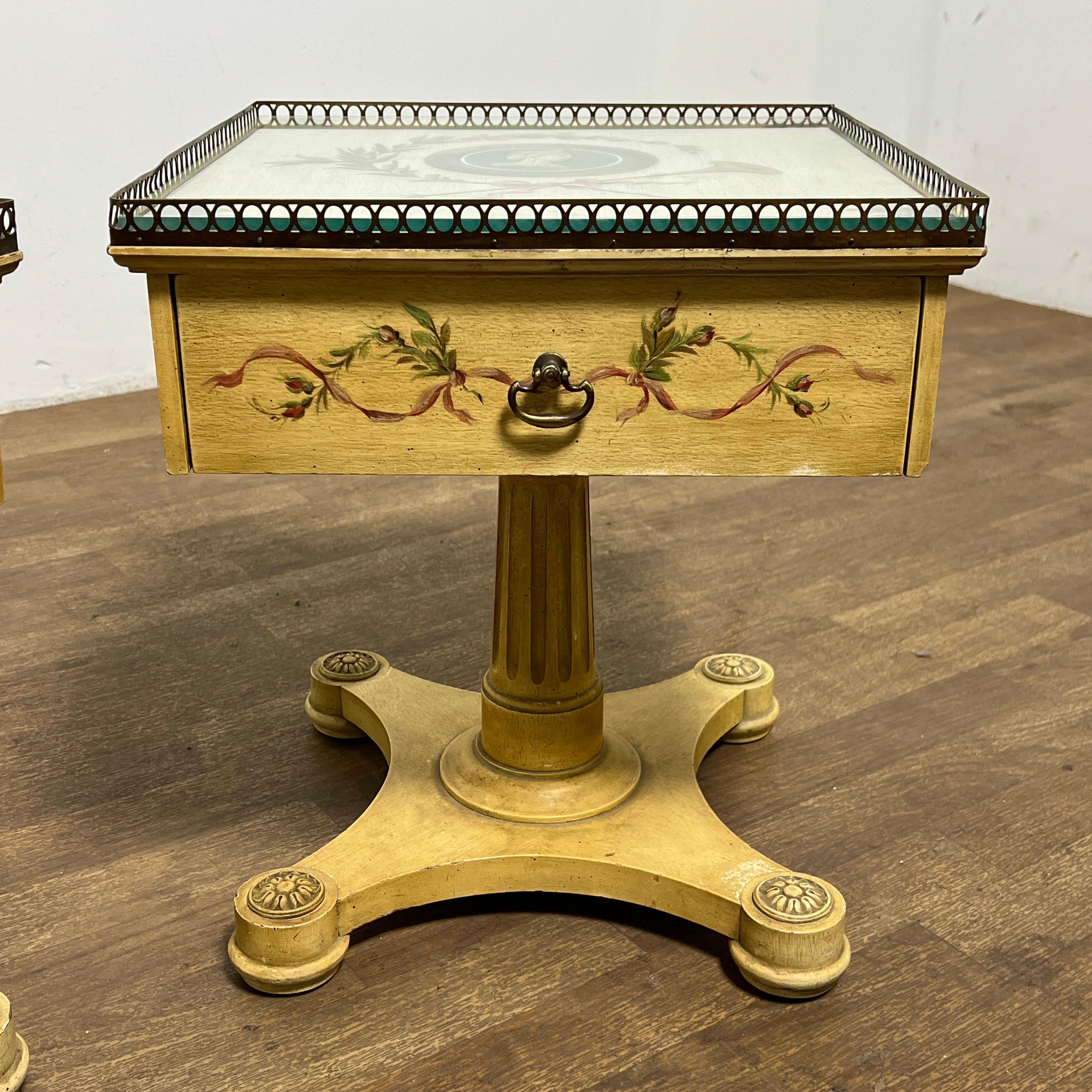 Beistelltische im Regency-Stil aus der Mitte des Jahrhunderts, ca. 1960er Jahre, Paar (Unbekannt) im Angebot