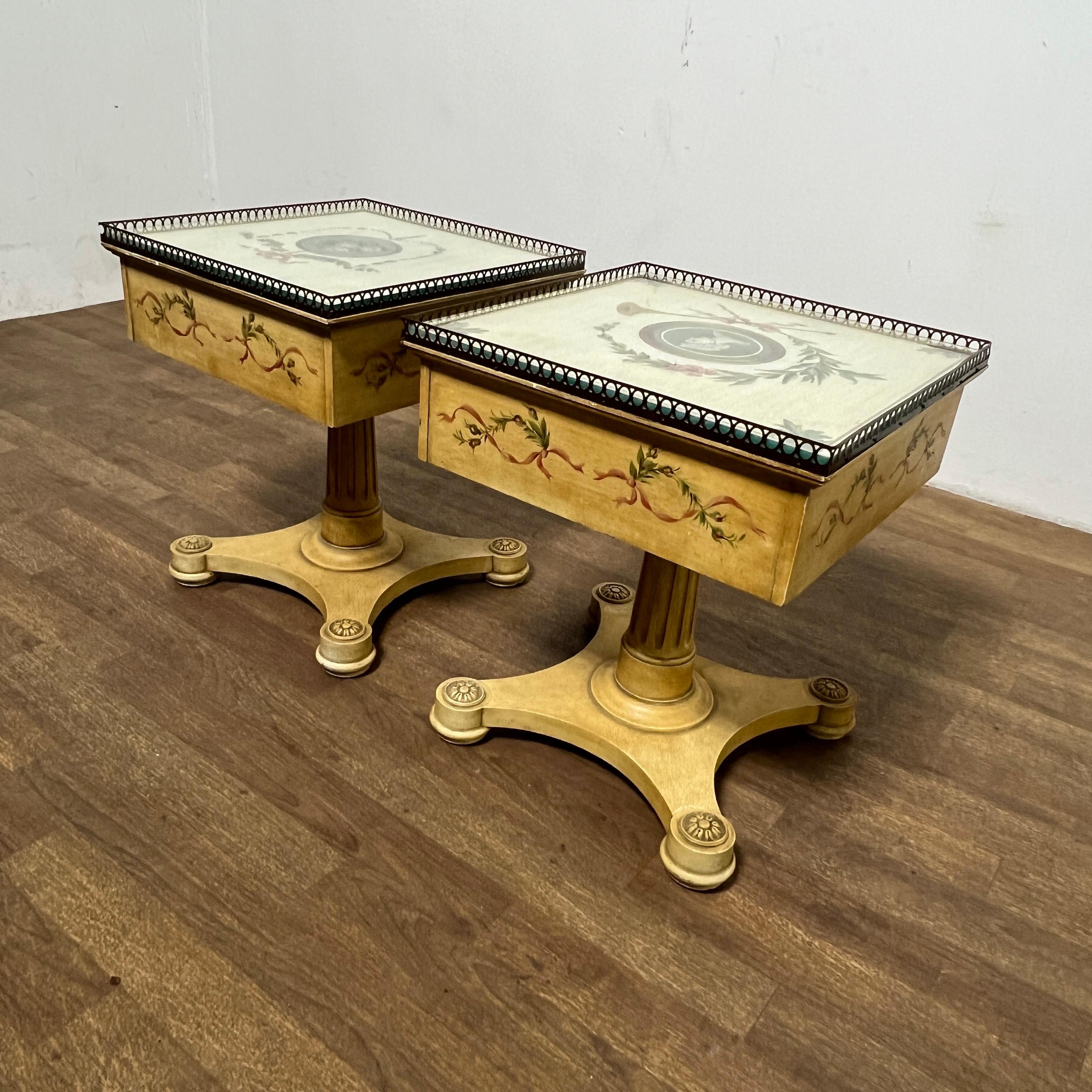 Beistelltische im Regency-Stil aus der Mitte des Jahrhunderts, ca. 1960er Jahre, Paar (Messing) im Angebot