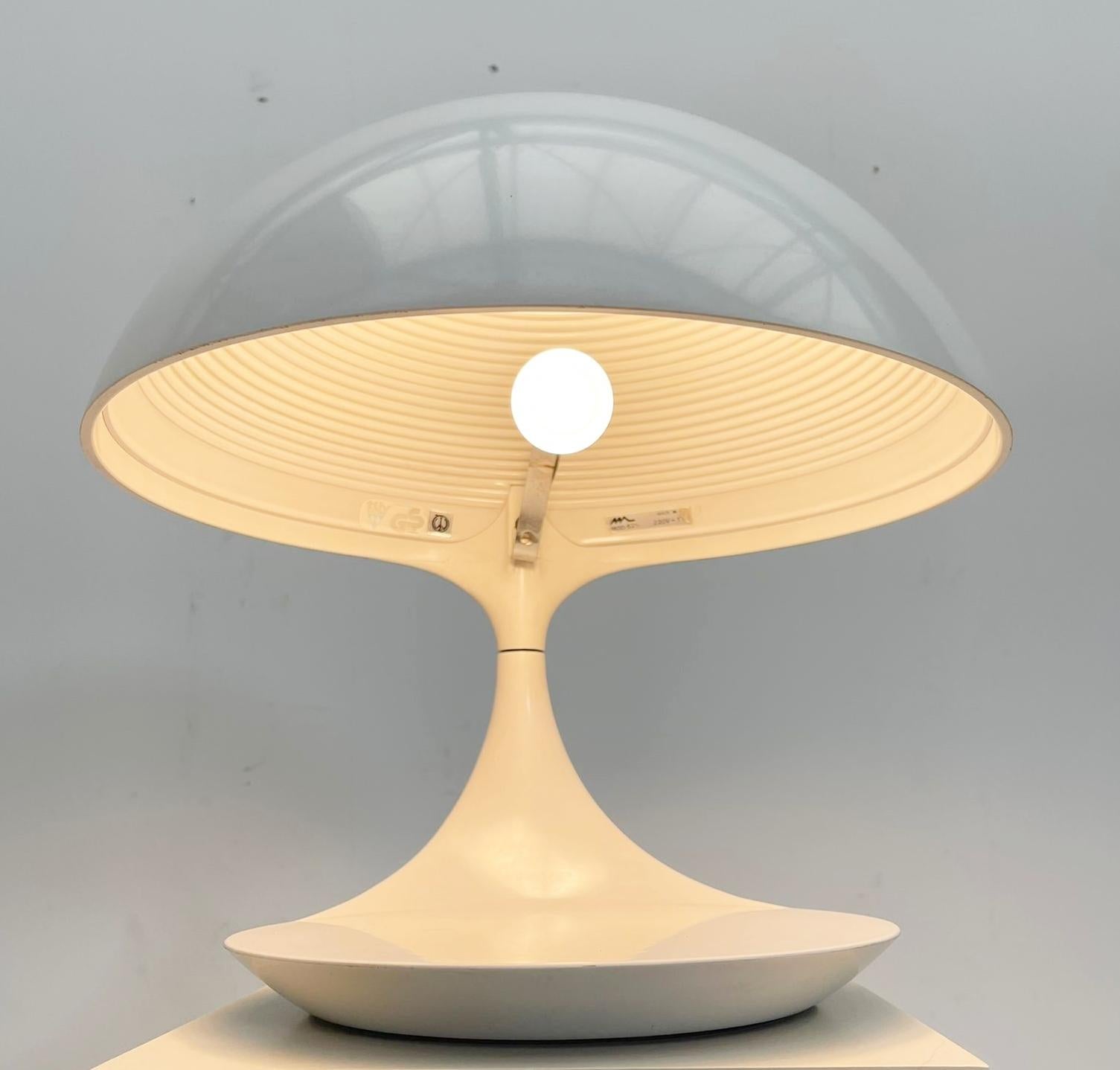 Pair of Mid-Century Resin White Table Lamps Model ''Cobra'' by Elio Martinelli In Good Condition In Brussels, BE