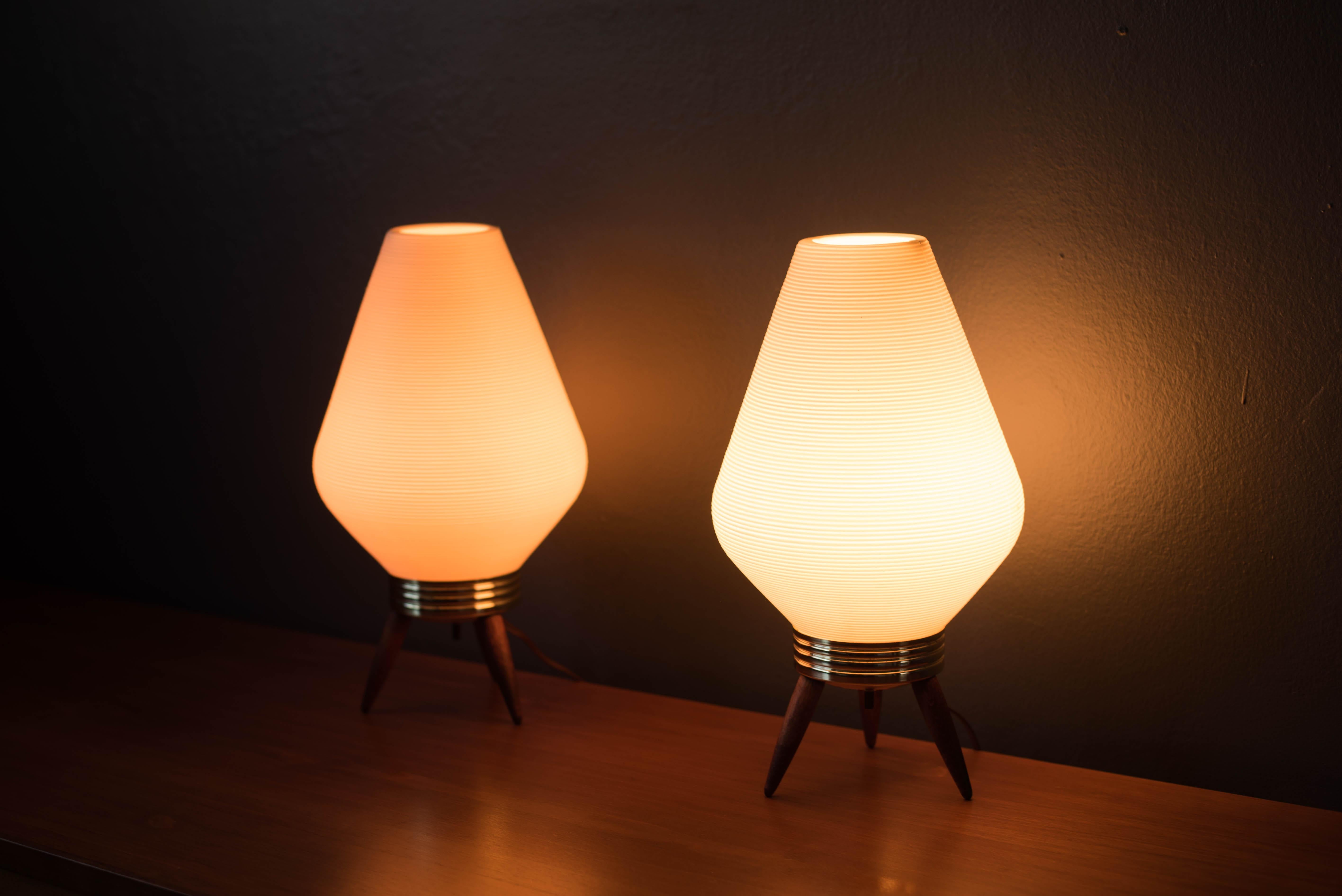 American Pair of Mid-Century Ribbed Beehive Tripod Accent Table Lamps