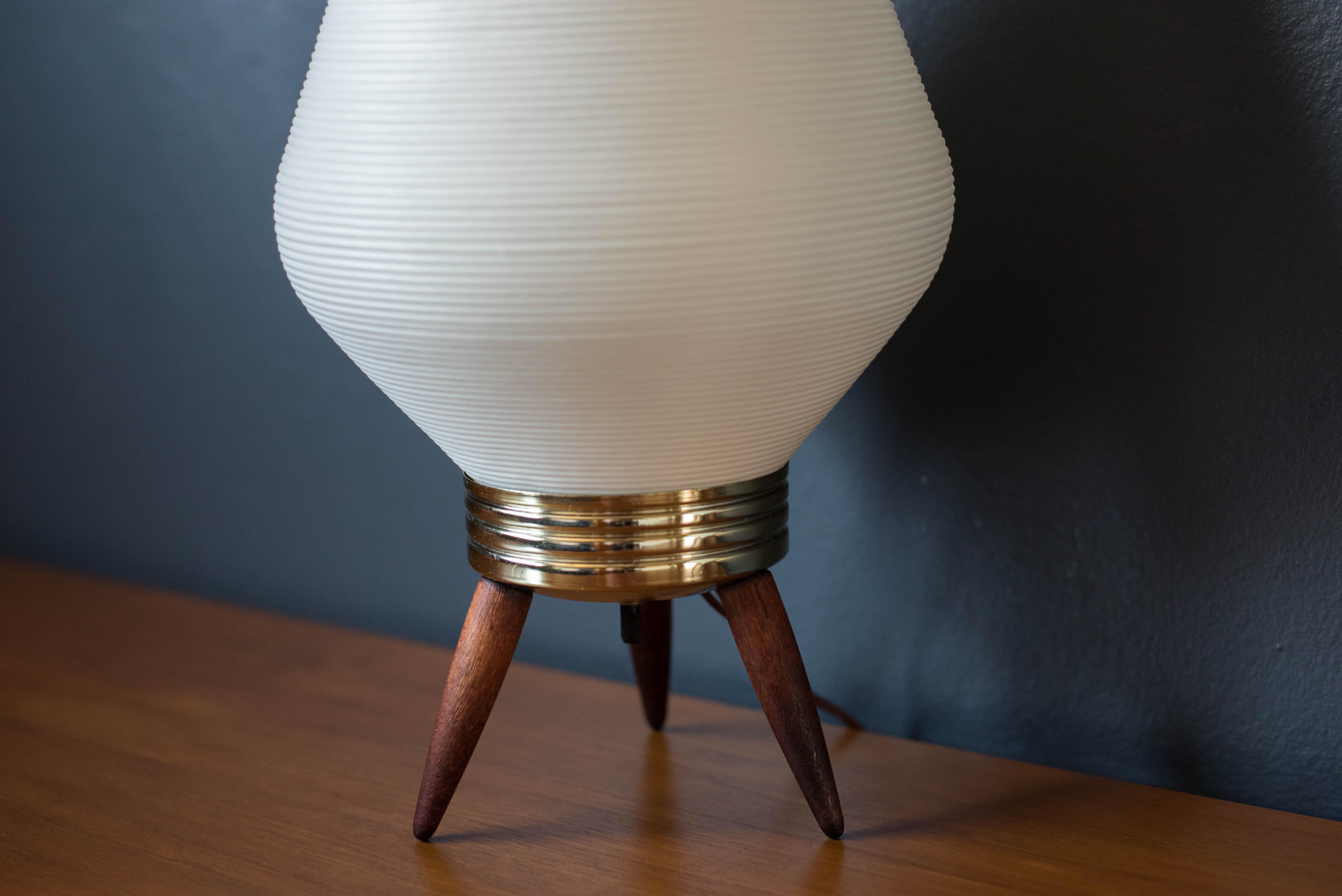 Pair of Mid-Century Ribbed Beehive Tripod Accent Table Lamps In Good Condition In San Jose, CA