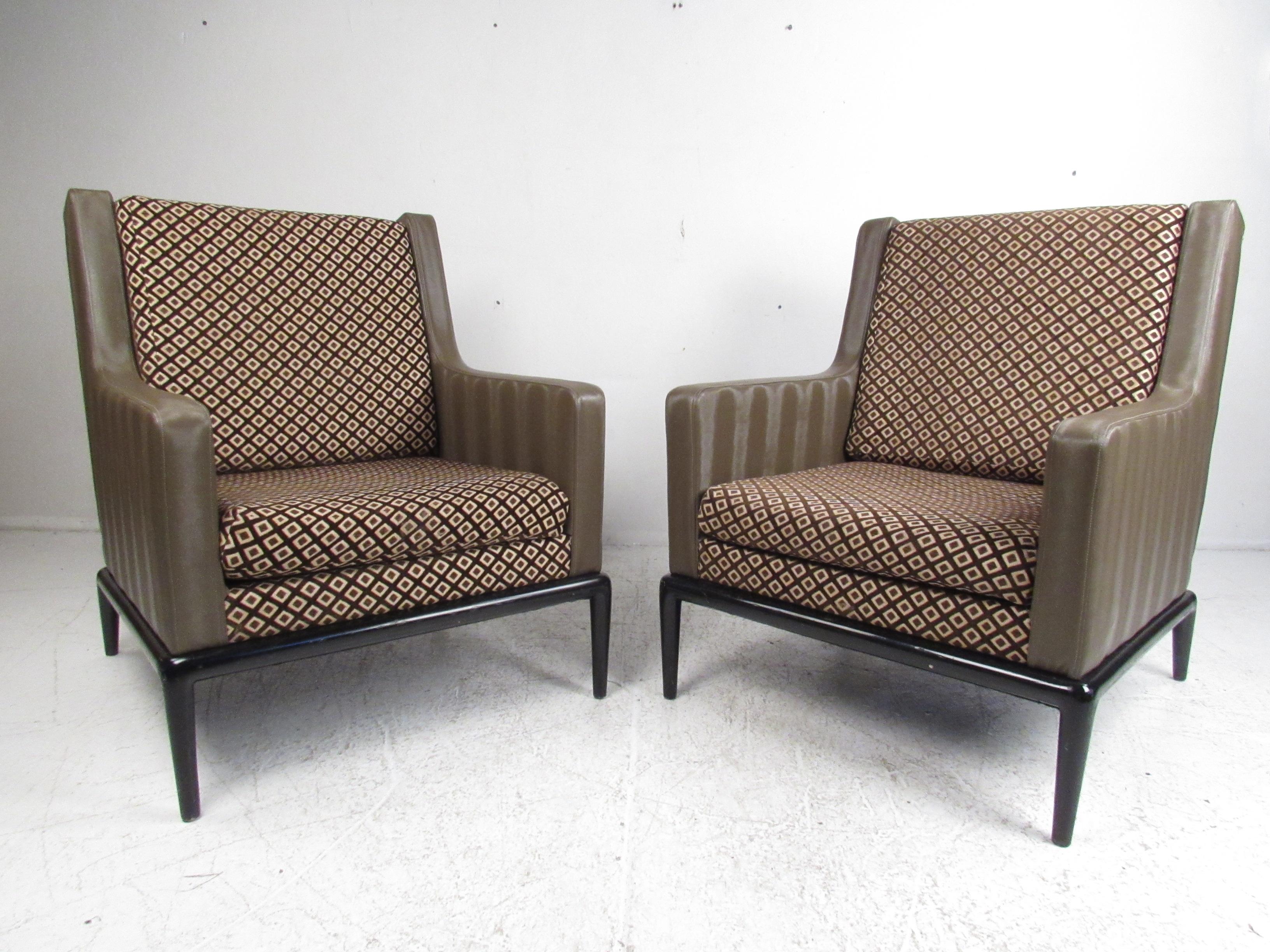 Pareja de tumbonas de mediados de siglo estilo Robsjohn Gibbings Moderno de mediados de siglo en venta