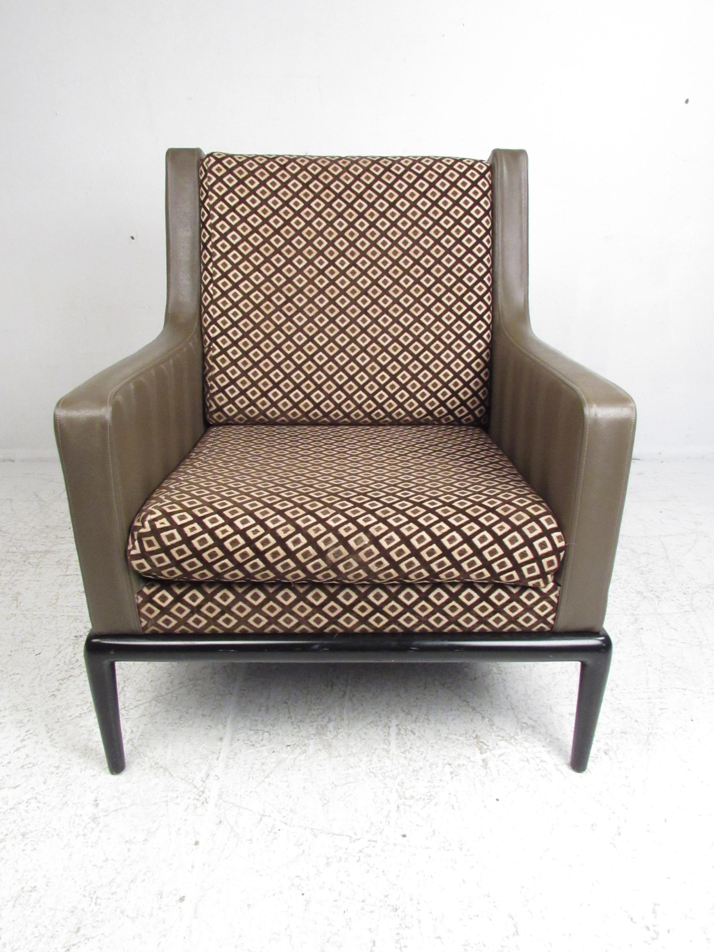 Pair of Mid-Century Robsjohn Gibbings Style Lounge Chairs In Good Condition For Sale In Brooklyn, NY