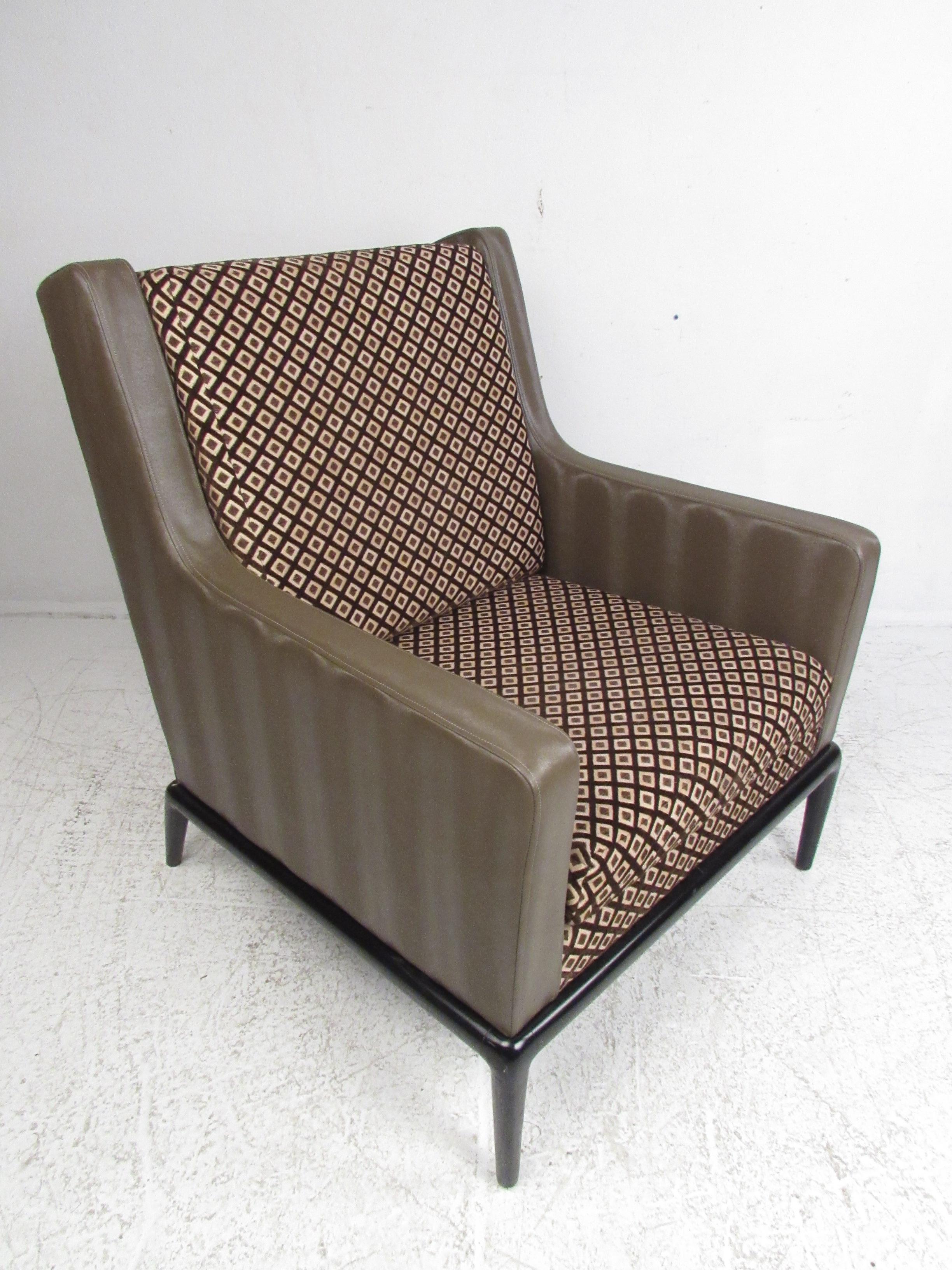 Late 20th Century Pair of Mid-Century Robsjohn Gibbings Style Lounge Chairs For Sale