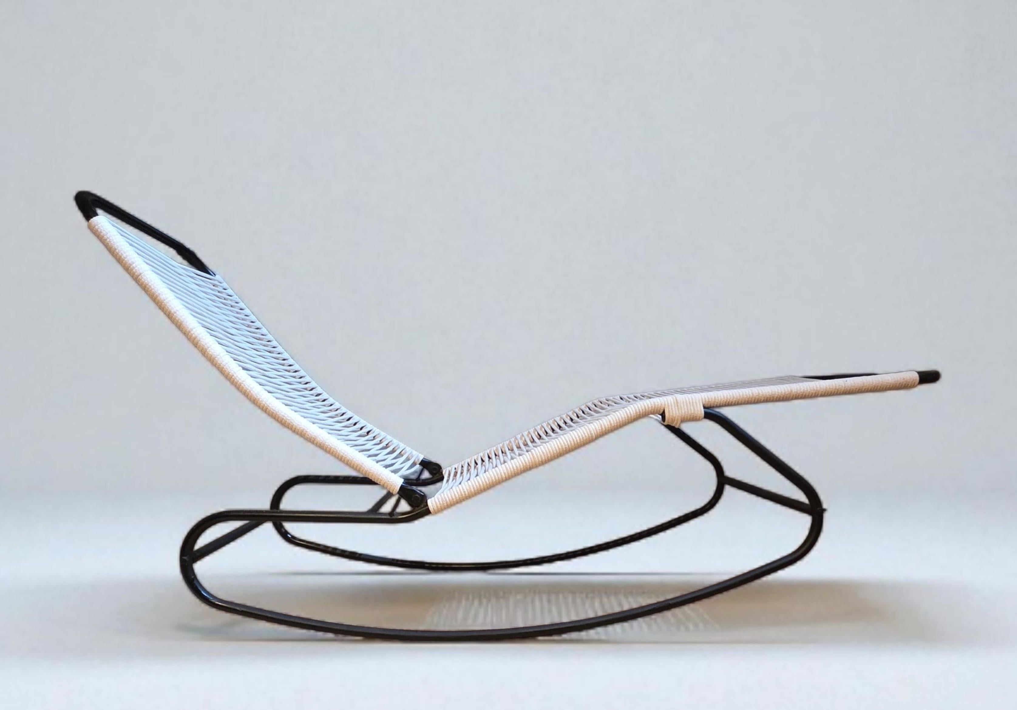 Conçues avec un profil sculptural épuré, ces chaises longues à bascule du milieu du siècle associent des tubes en acier laqué à des cordes de mât finement tressées à la main pour une présence légère et architecturale dans une pièce. Leurs lignes